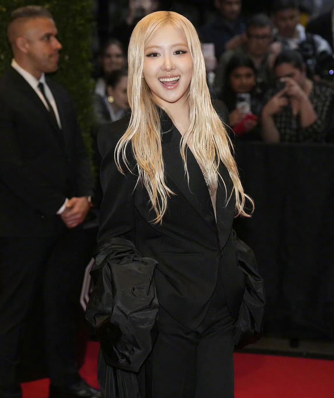 Rosé tái xuất Met Gala sau 3 năm: Đủ xinh, đủ cool, nhưng lại an toàn và dễ đoán!- Ảnh 1. Rosé tái xuất Met Gala sau 3 năm: Đủ xinh, đủ cool, nhưng lại an toàn và dễ đoán!- Ảnh 1.