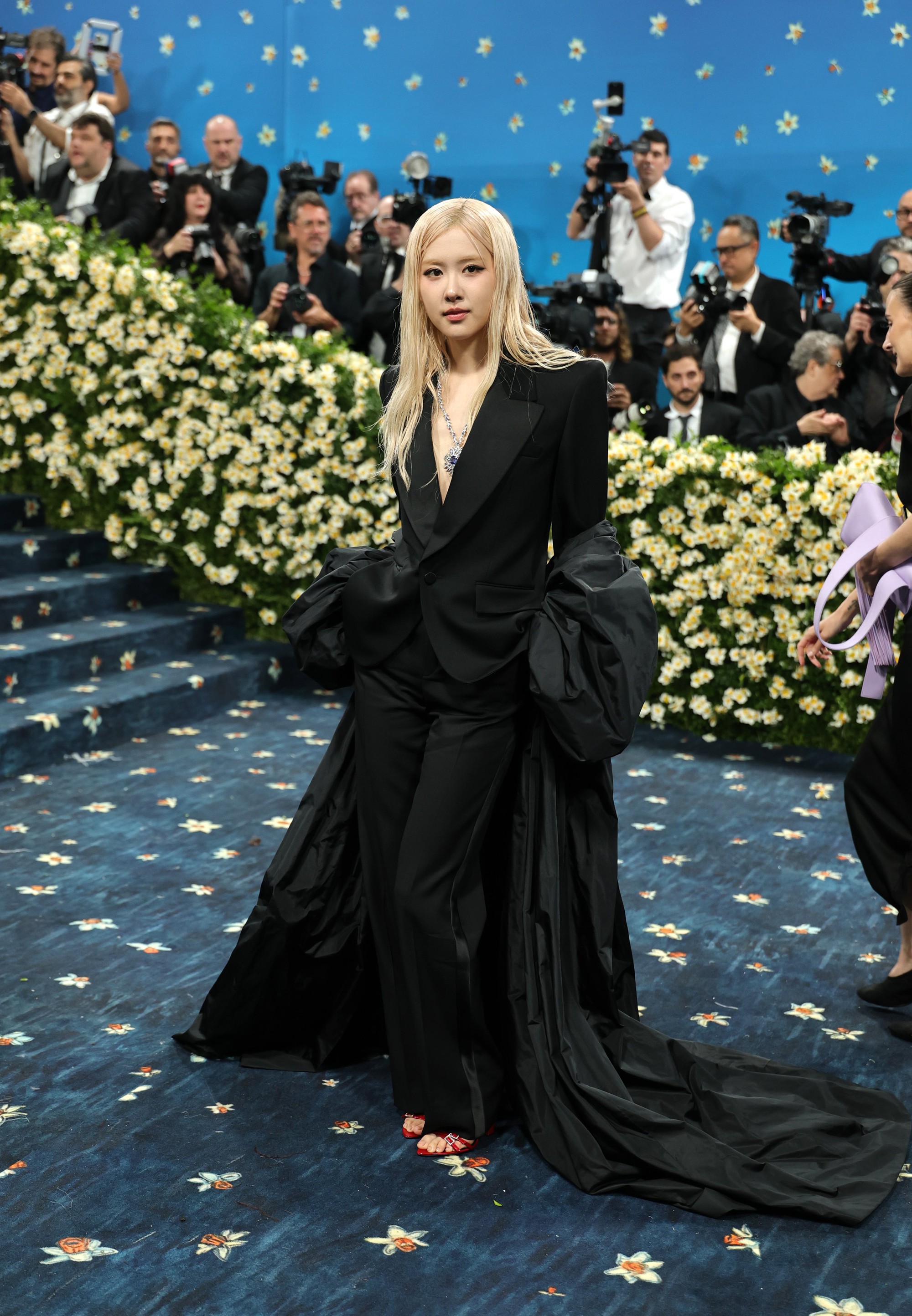 Rosé tái xuất Met Gala sau 3 năm: Đủ xinh, đủ cool, nhưng lại an toàn và dễ đoán!- Ảnh 2. Rosé tái xuất Met Gala sau 3 năm: Đủ xinh, đủ cool, nhưng lại an toàn và dễ đoán!- Ảnh 2.