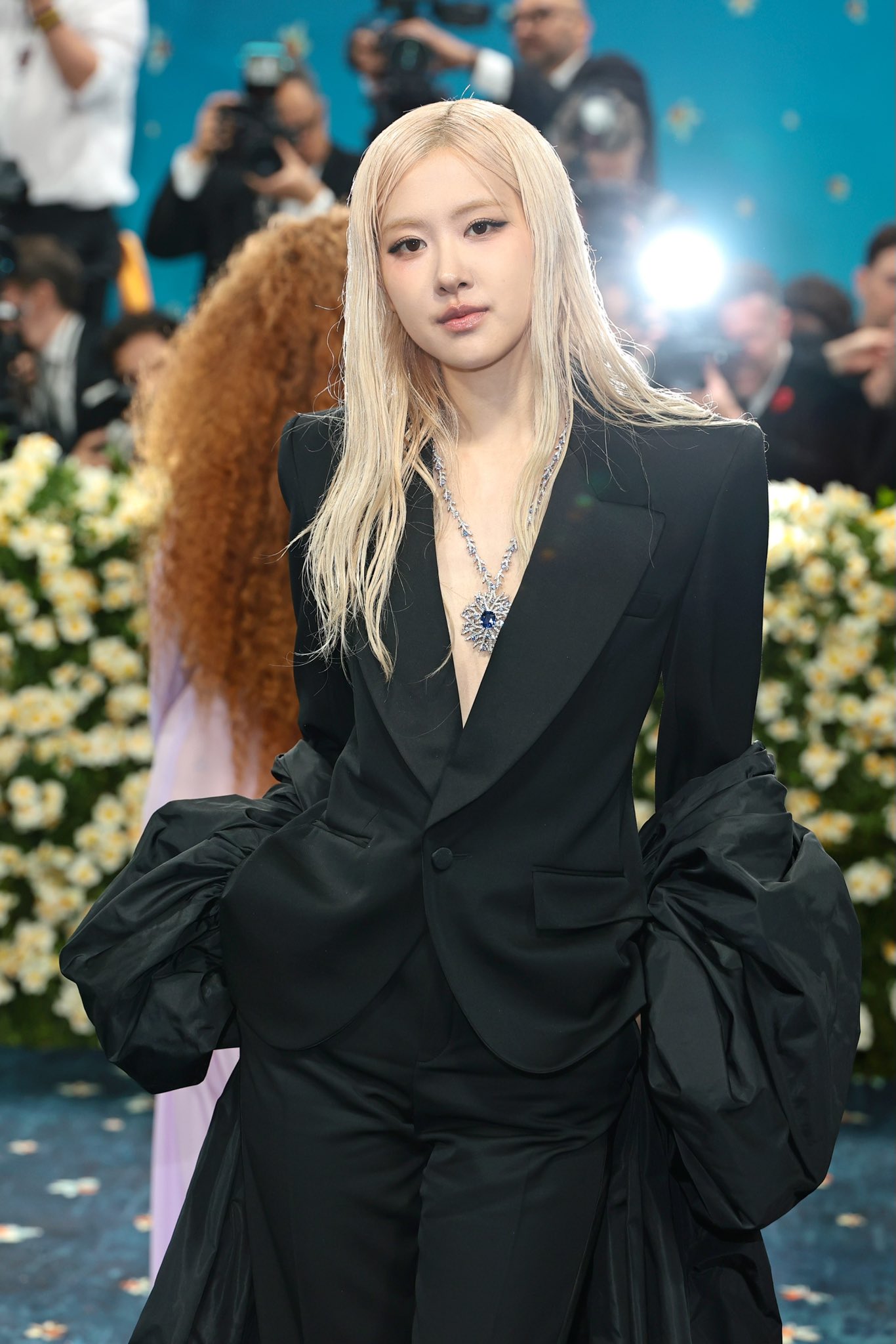 Rosé tái xuất Met Gala sau 3 năm: Đủ xinh, đủ cool, nhưng lại an toàn và dễ đoán!- Ảnh 6. Rosé tái xuất Met Gala sau 3 năm: Đủ xinh, đủ cool, nhưng lại an toàn và dễ đoán!- Ảnh 6.