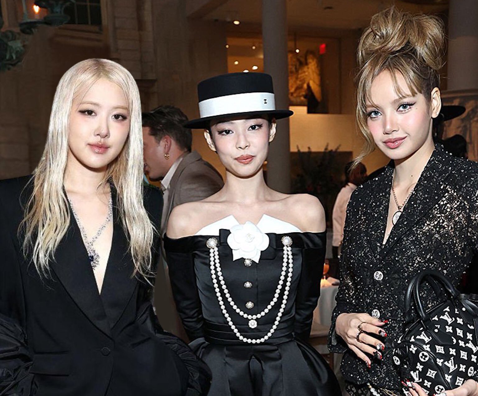 Màn càn quét Met Gala khiến Jennie - Lisa - Rosé vướng chỉ trích nghiêm trọng, dân mạng yêu cầu xin lỗi- Ảnh 11. Màn càn quét Met Gala khiến Jennie - Lisa - Rosé vướng chỉ trích nghiêm trọng, dân mạng yêu cầu xin lỗi- Ảnh 11.