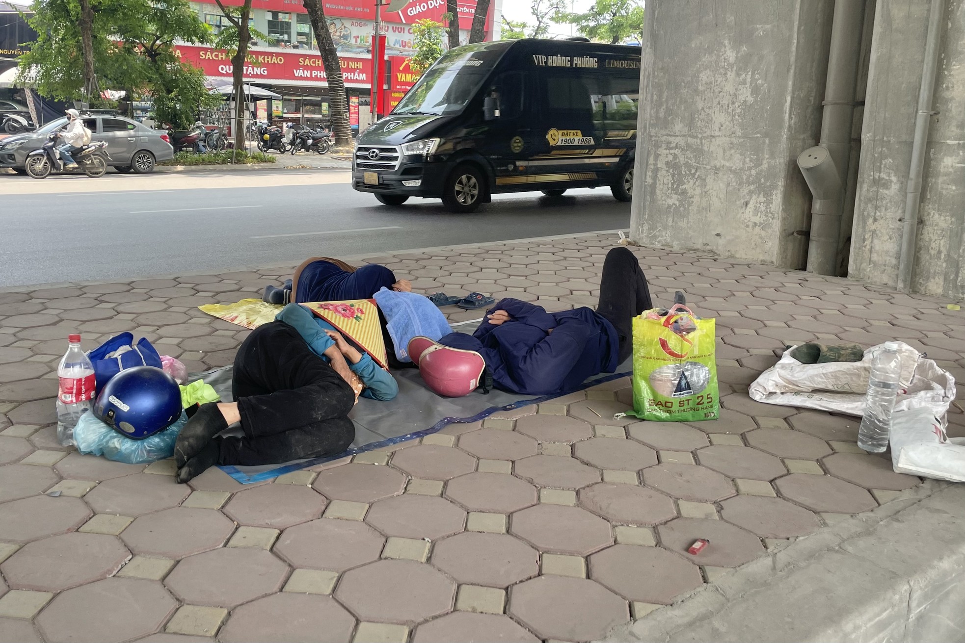 Người dân Thủ đô chật vật với nắng nóng đầu mùa - Ảnh 17. Người dân Thủ đô chật vật với nắng nóng đầu mùa - Ảnh 17.