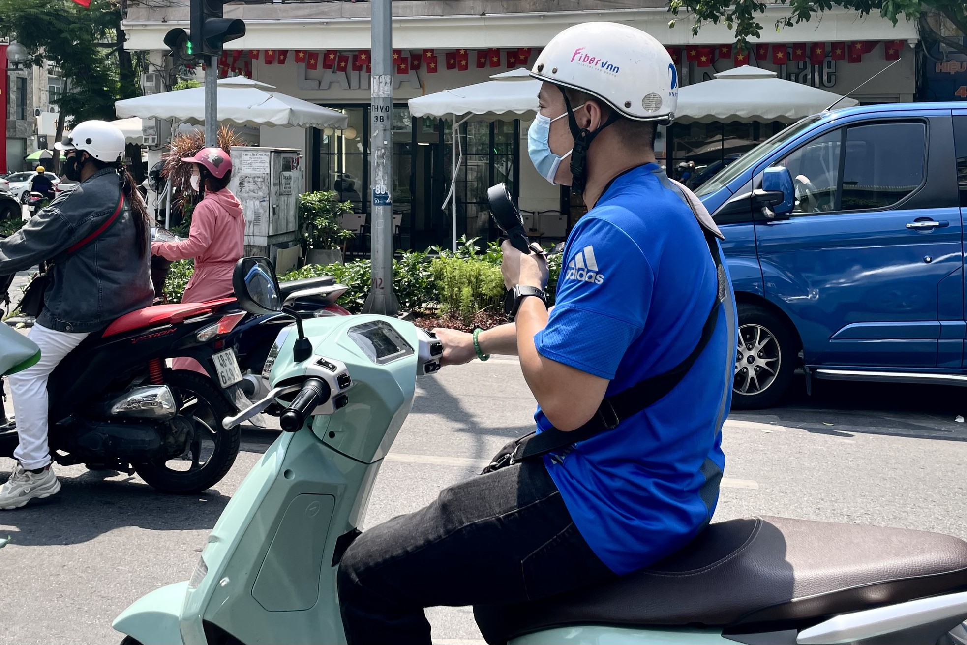 Người dân Thủ đô chật vật với nắng nóng đầu mùa - Ảnh 9. Người dân Thủ đô chật vật với nắng nóng đầu mùa - Ảnh 9.