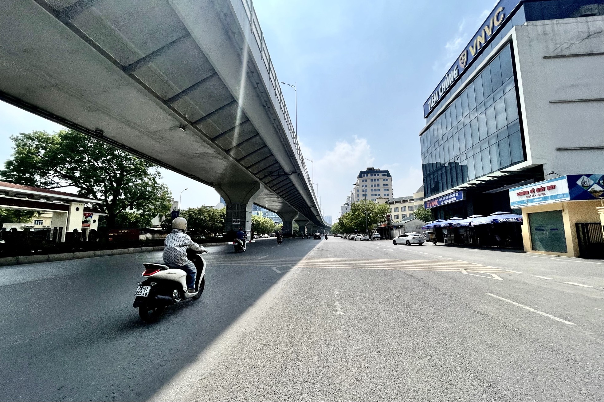 Người dân Thủ đô chật vật với nắng nóng đầu mùa - Ảnh 19. Người dân Thủ đô chật vật với nắng nóng đầu mùa - Ảnh 19.