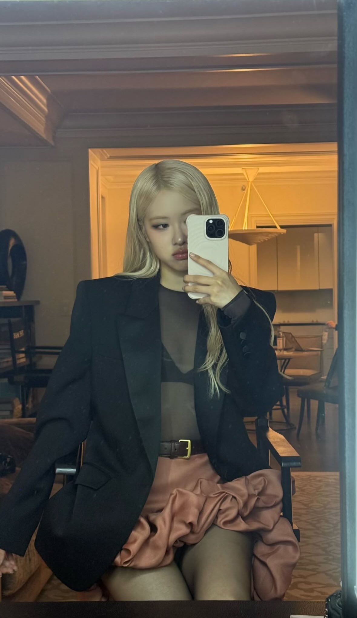 Jennie và Rosé thay đồ Jennie và Rosé thay đồ