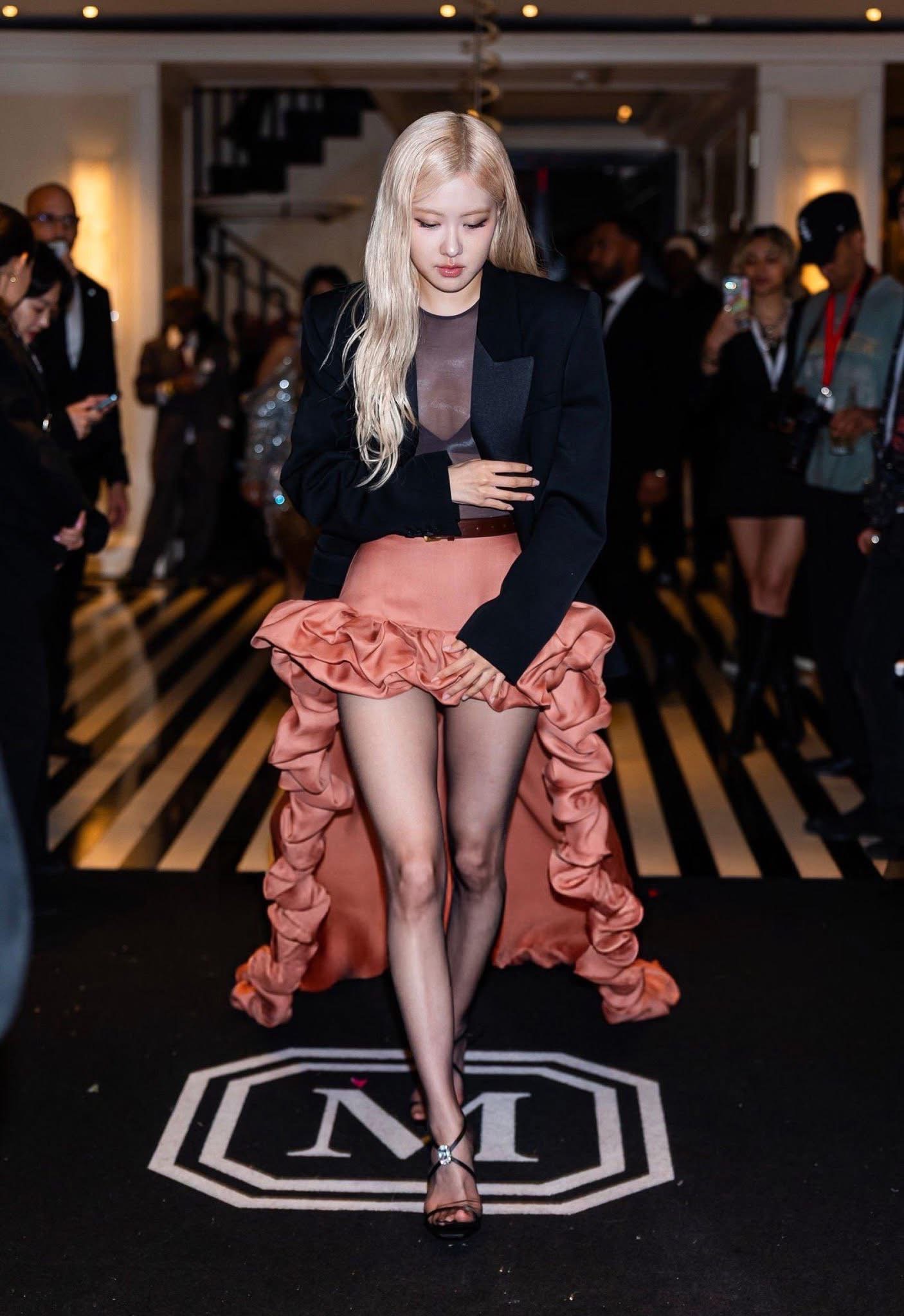 Jennie và Rosé thay đồ Jennie và Rosé thay đồ