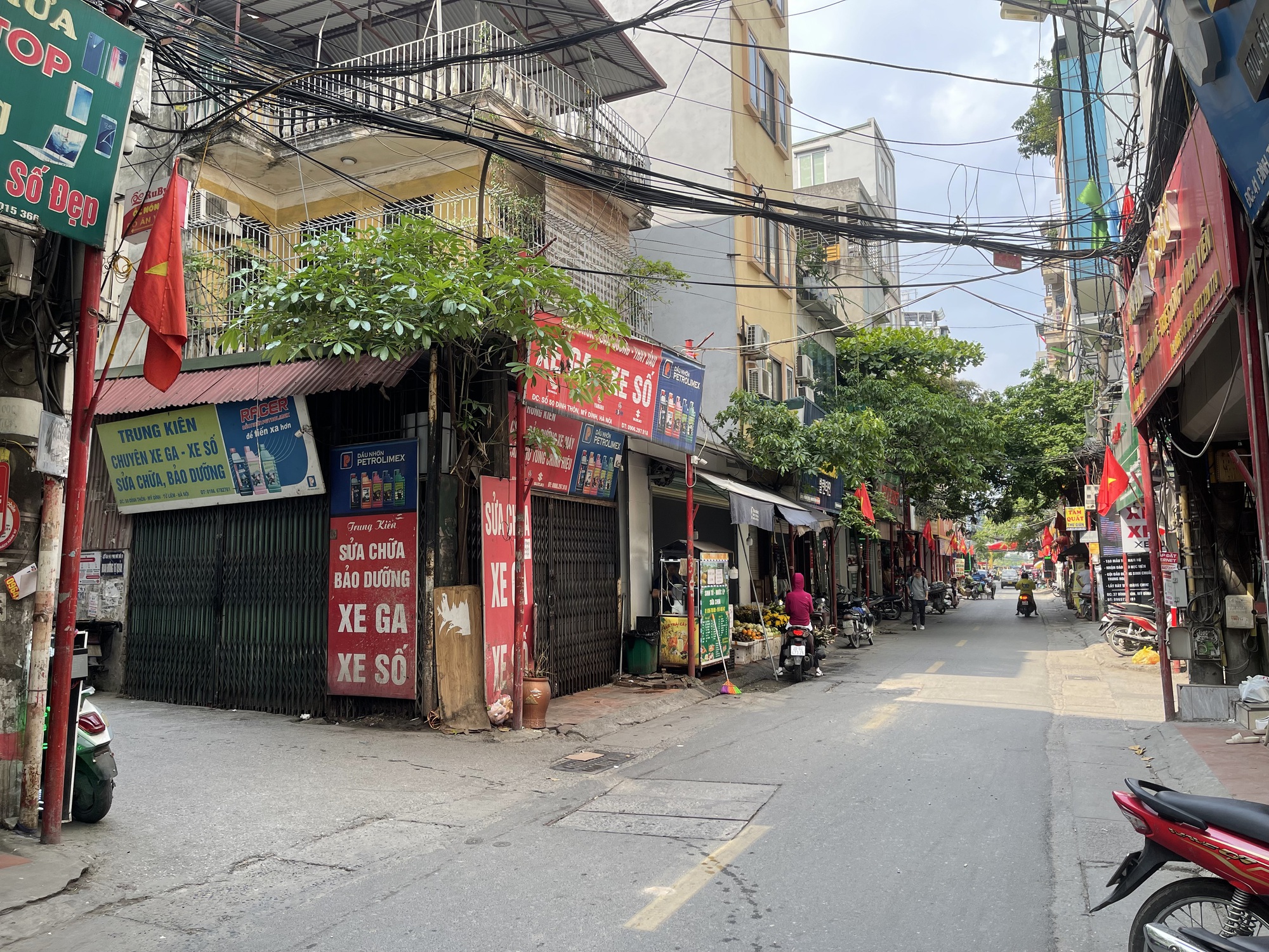 Hà Nội: Người dân bàng hoàng kể lại vụ nam thanh niên cầm dao tấn công nhiều người trong đêm - Ảnh 1. Hà Nội: Người dân bàng hoàng kể lại vụ nam thanh niên cầm dao tấn công nhiều người trong đêm - Ảnh 1.