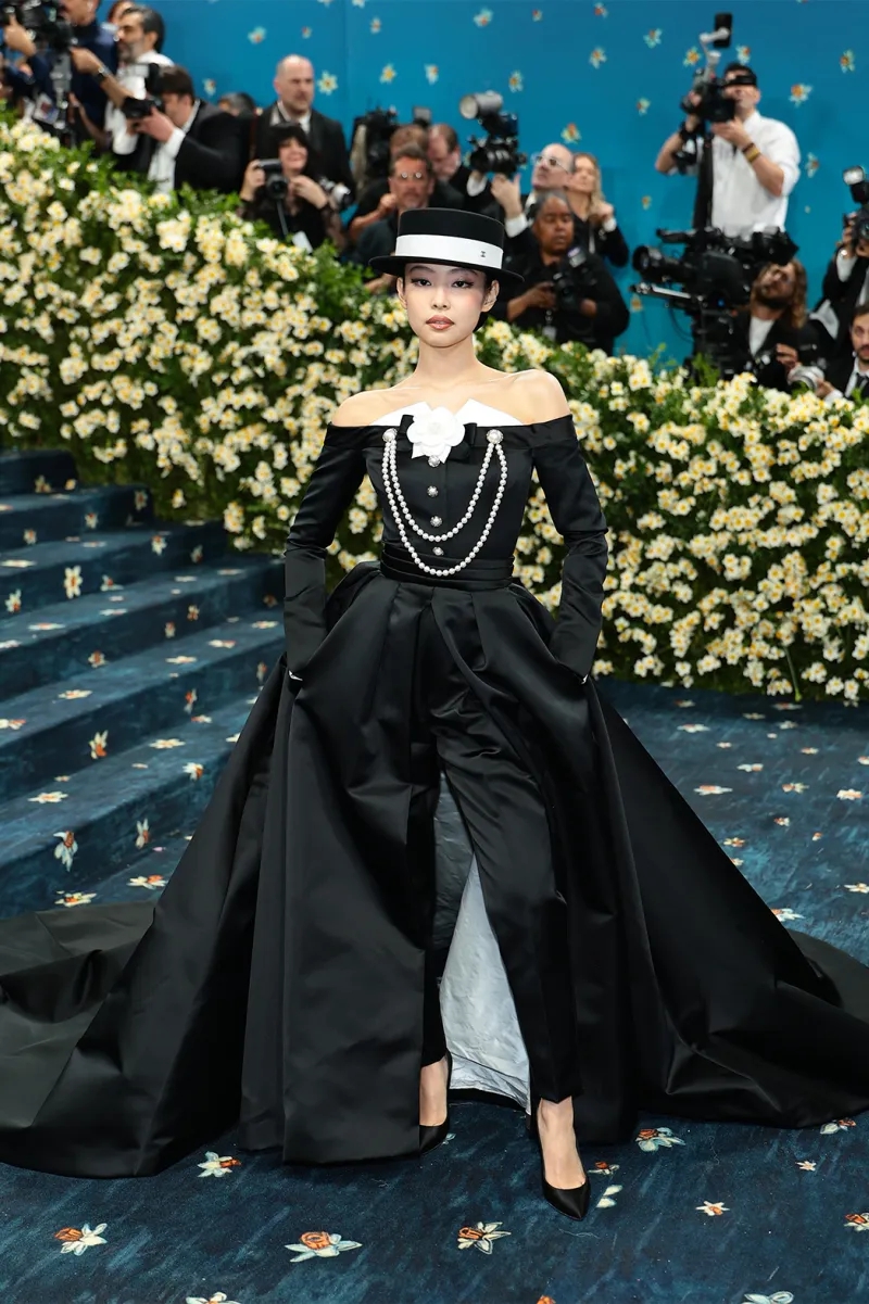 Met Gala 2025: Anne Hathaway không có gì bất ngờ, Lisa được khuyên nên mặc quần dài còn Jennie thì đẹp nhất từ trước tới nay - Ảnh 9. Met Gala 2025: Anne Hathaway không có gì bất ngờ, Lisa được khuyên nên mặc quần dài còn Jennie thì đẹp nhất từ trước tới nay - Ảnh 9.