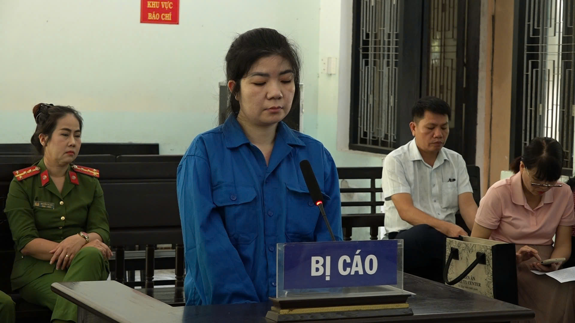 Đưa điện thoại cho nhân viên ngân hàng khi giao dịch, nhiều người bị lừa - Ảnh 1. Đưa điện thoại cho nhân viên ngân hàng để cài đặt tài khoản, nhiều người mất tiền - Ảnh 1.
