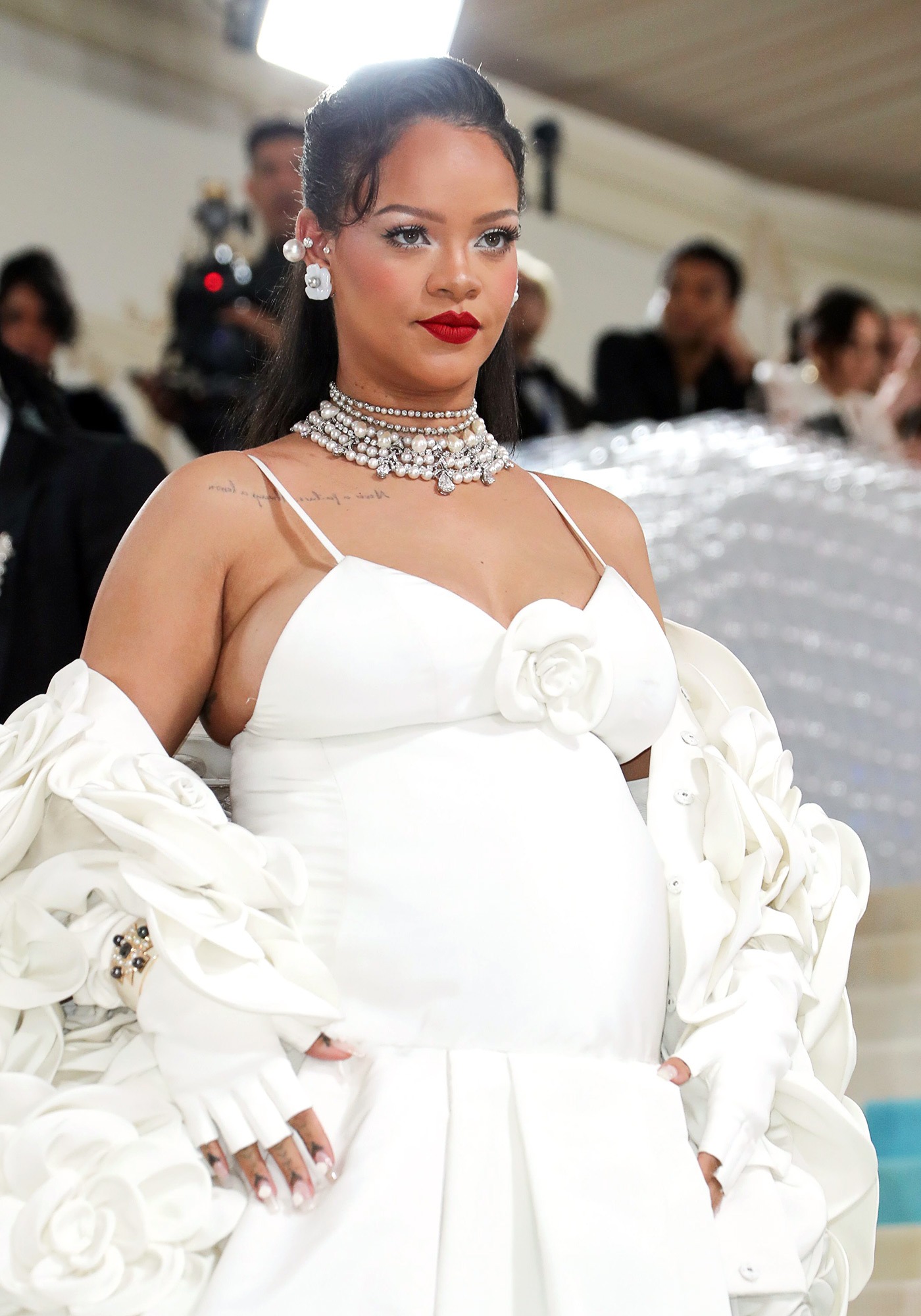 pregnant-rihanna-blossoms-in-ros-1746497548832-17464975489311224732349.jpg