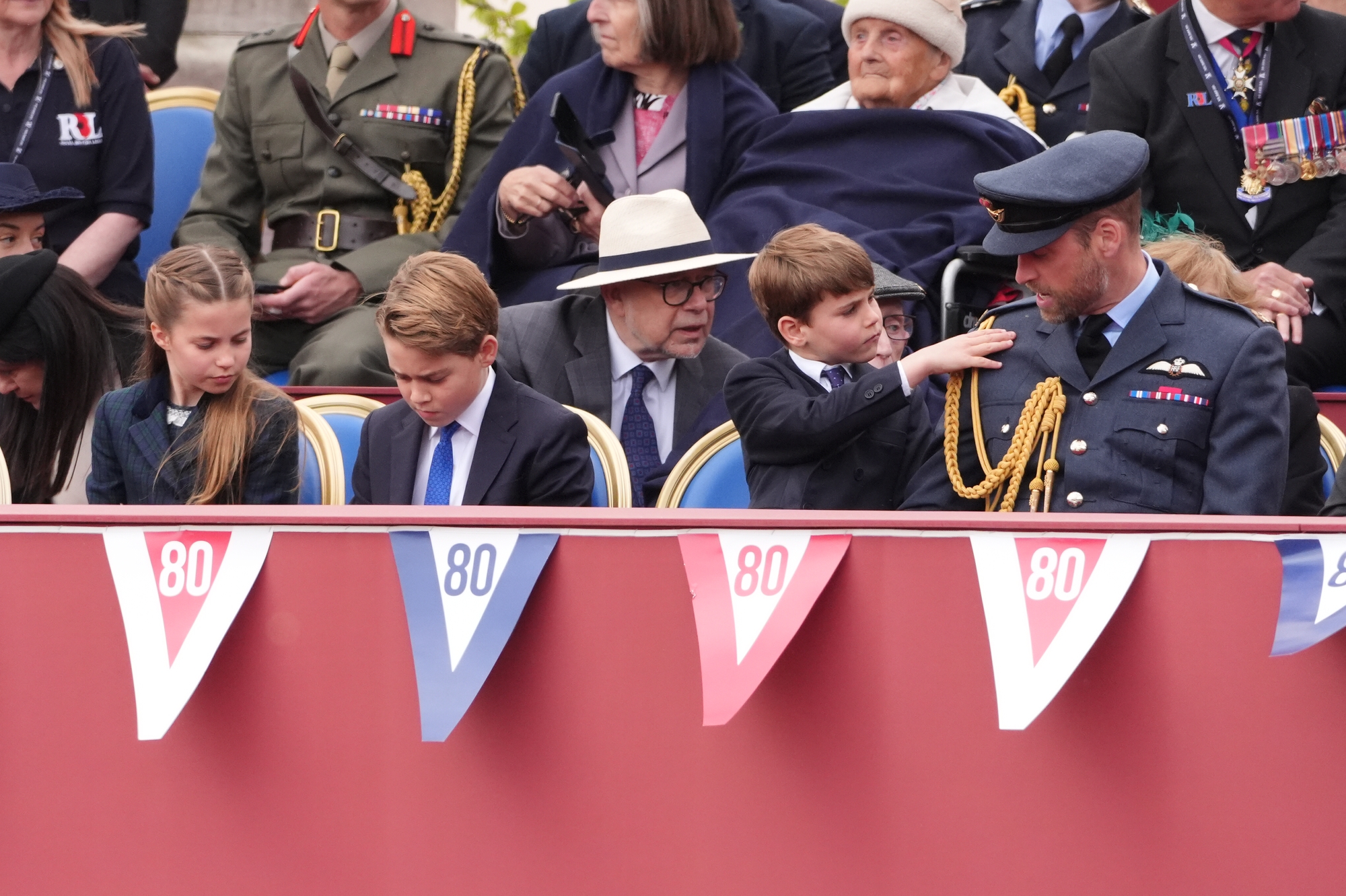 3 đứa trẻ nhà William - Kate gây chú ý khi tham gia sự kiện lớn, Hoàng tử Louis lại 3 đứa trẻ nhà William - Kate gây chú ý khi tham gia sự kiện lớn, Hoàng tử Louis lại
