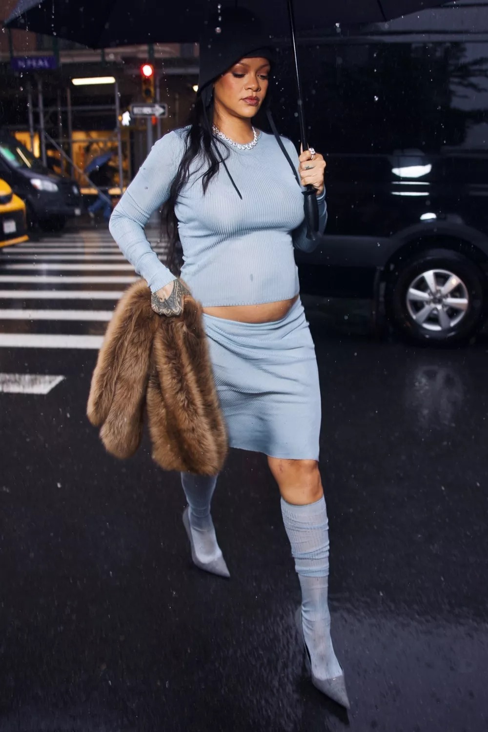 rihanna-pregnant-050525-2-22dc2e-1746497546170-1746497546255945727406.jpg