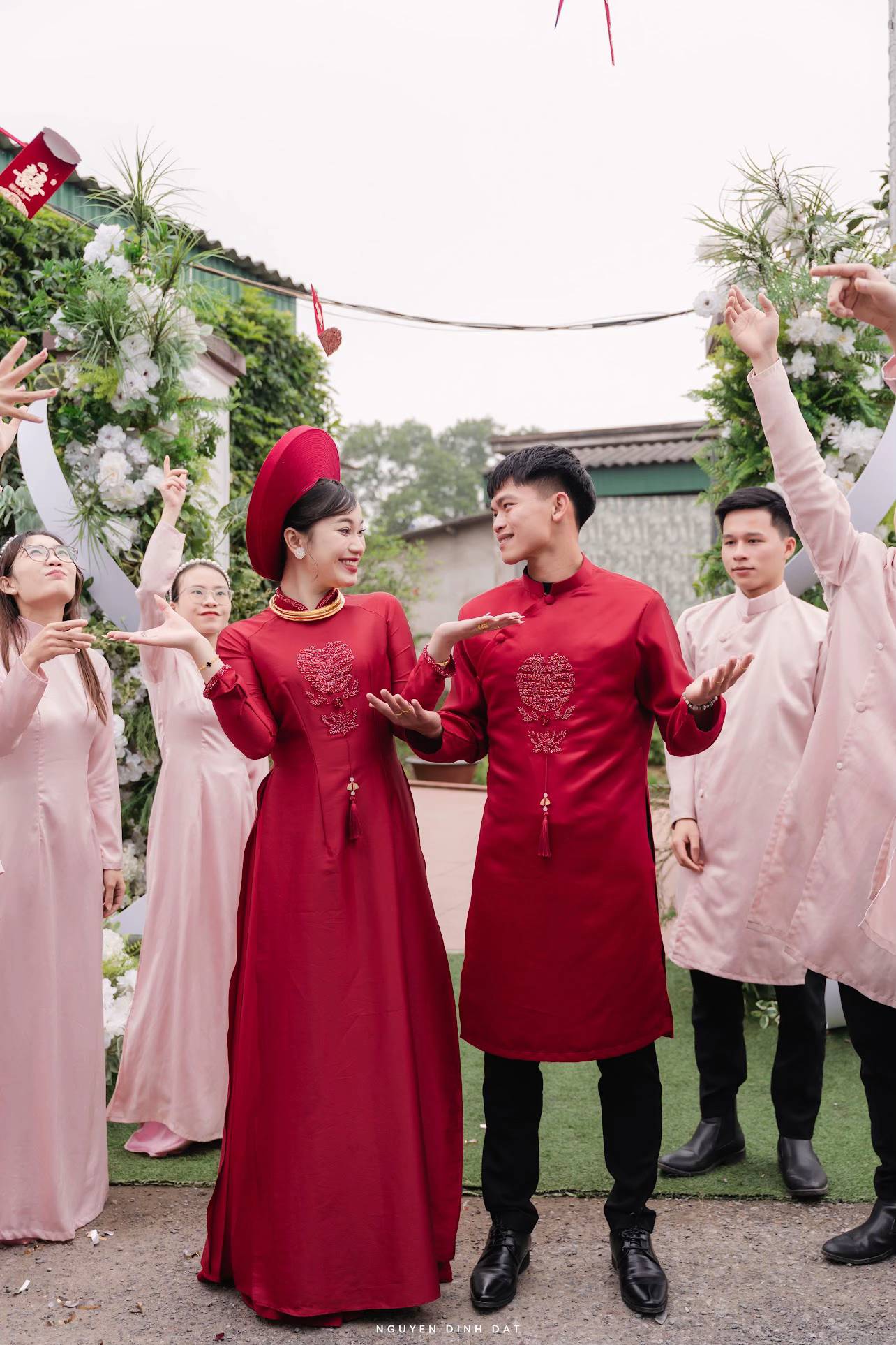 Vợ Hồ Văn Cường khoe vàng đeo trĩu cổ, nặng tay trong lễ ăn hỏi- Ảnh 4. Vợ Hồ Văn Cường khoe vàng đeo trĩu cổ, nặng tay trong lễ ăn hỏi- Ảnh 4.
