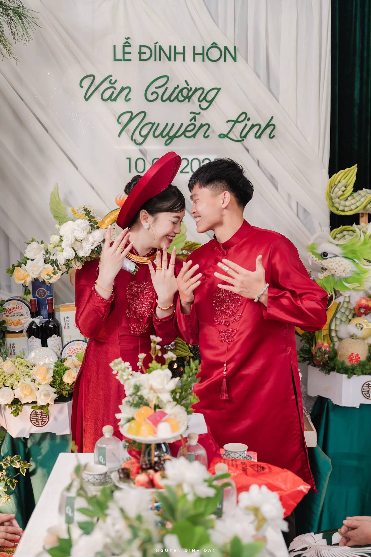 Vợ Hồ Văn Cường khoe vàng đeo trĩu cổ, nặng tay trong lễ ăn hỏi- Ảnh 3. Vợ Hồ Văn Cường khoe vàng đeo trĩu cổ, nặng tay trong lễ ăn hỏi- Ảnh 3.