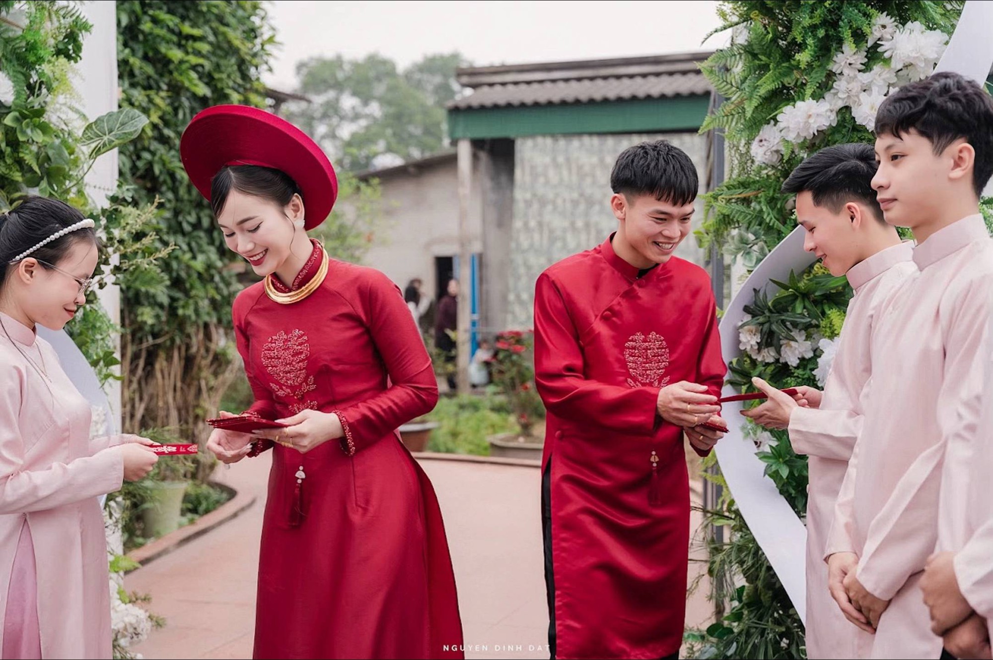 Vợ Hồ Văn Cường khoe vàng đeo trĩu cổ, nặng tay trong lễ ăn hỏi- Ảnh 1. Vợ Hồ Văn Cường khoe vàng đeo trĩu cổ, nặng tay trong lễ ăn hỏi- Ảnh 1.