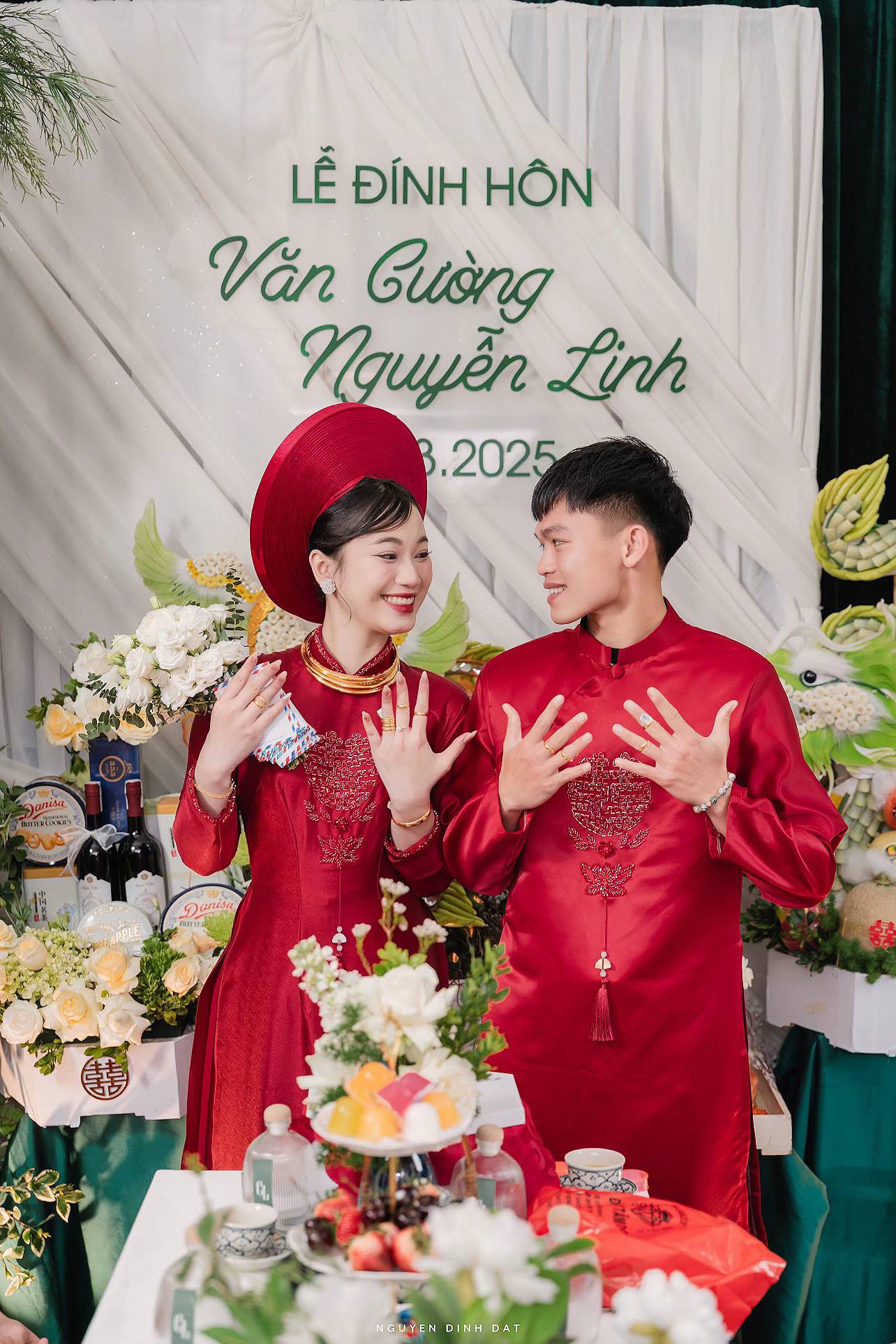 Vợ Hồ Văn Cường khoe vàng đeo trĩu cổ, nặng tay trong lễ ăn hỏi- Ảnh 2. Vợ Hồ Văn Cường khoe vàng đeo trĩu cổ, nặng tay trong lễ ăn hỏi- Ảnh 2.