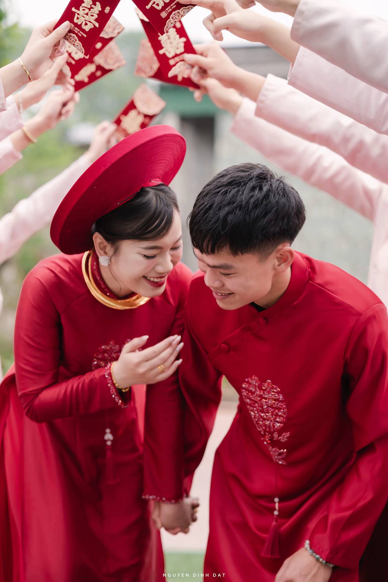 Vợ Hồ Văn Cường khoe vàng đeo trĩu cổ, nặng tay trong lễ ăn hỏi- Ảnh 5. Vợ Hồ Văn Cường khoe vàng đeo trĩu cổ, nặng tay trong lễ ăn hỏi- Ảnh 5.