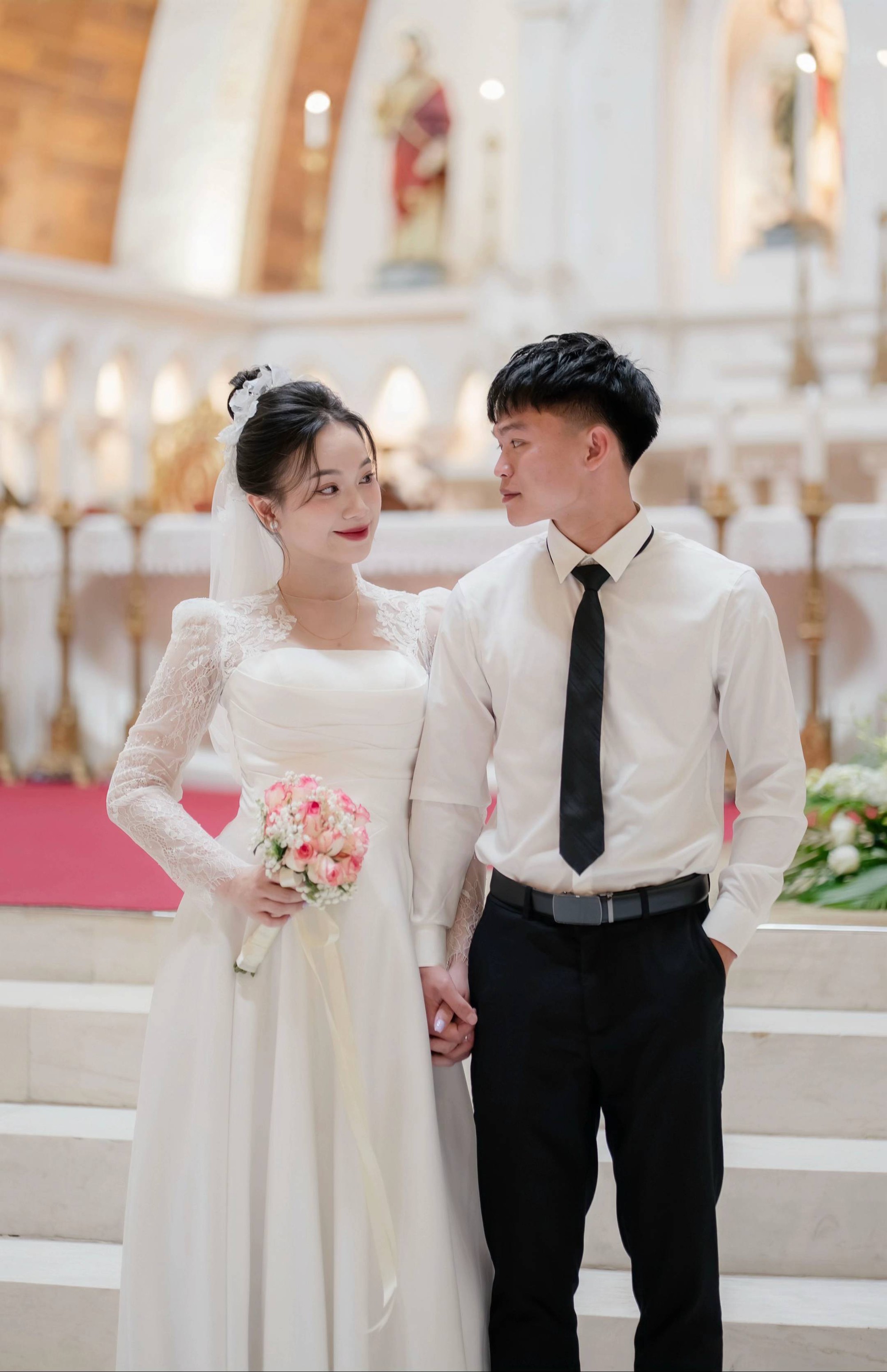 Vợ Hồ Văn Cường khoe vàng đeo trĩu cổ, nặng tay trong lễ ăn hỏi- Ảnh 6. Vợ Hồ Văn Cường khoe vàng đeo trĩu cổ, nặng tay trong lễ ăn hỏi- Ảnh 6.