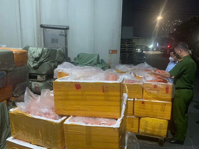 Hà Nội: Phát hiện hơn 7 tấn "thực phẩm bẩn" trứng non, tràng lợn đông lạnh - Ảnh 2. Hà Nội: Phát hiện hơn 7 tấn "thực phẩm bẩn" trứng non, tràng lợn đông lạnh - Ảnh 2.