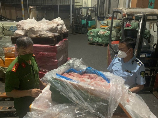 Hà Nội: Phát hiện hơn 7 tấn "thực phẩm bẩn" trứng non, tràng lợn đông lạnh - Ảnh 1. Hà Nội: Phát hiện hơn 7 tấn "thực phẩm bẩn" trứng non, tràng lợn đông lạnh - Ảnh 1.