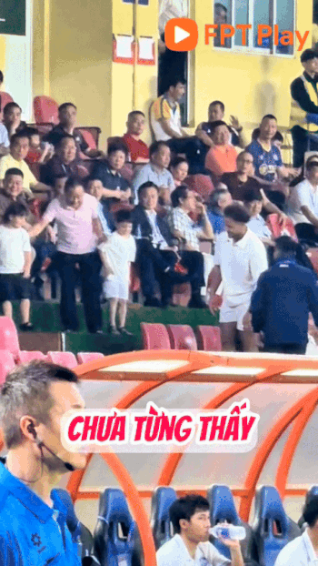 Bầu Hiển có hành động chưa từng thấy với Xuân Son trên sân hàng Đẫy: Ông nội quyền lực, chiều cháu tới bến- Ảnh 1. Bầu Hiển có hành động chưa từng thấy với Xuân Son trên sân hàng Đẫy: Ông nội quyền lực, chiều cháu tới bến- Ảnh 1.