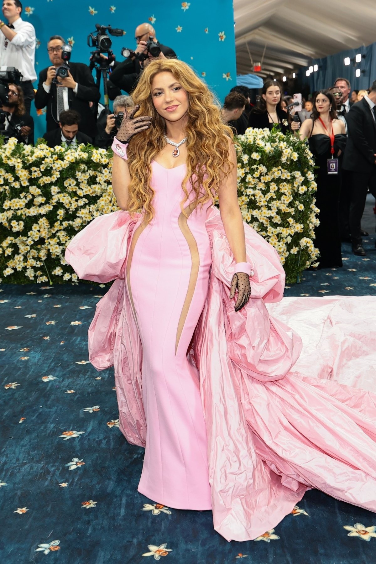 Lisa (BlackPink) vào danh sách mặc xấu nhất Met Gala 2025 - Ảnh 6. Lisa (BlackPink) vào danh sách mặc xấu nhất Met Gala 2025 - Ảnh 6.