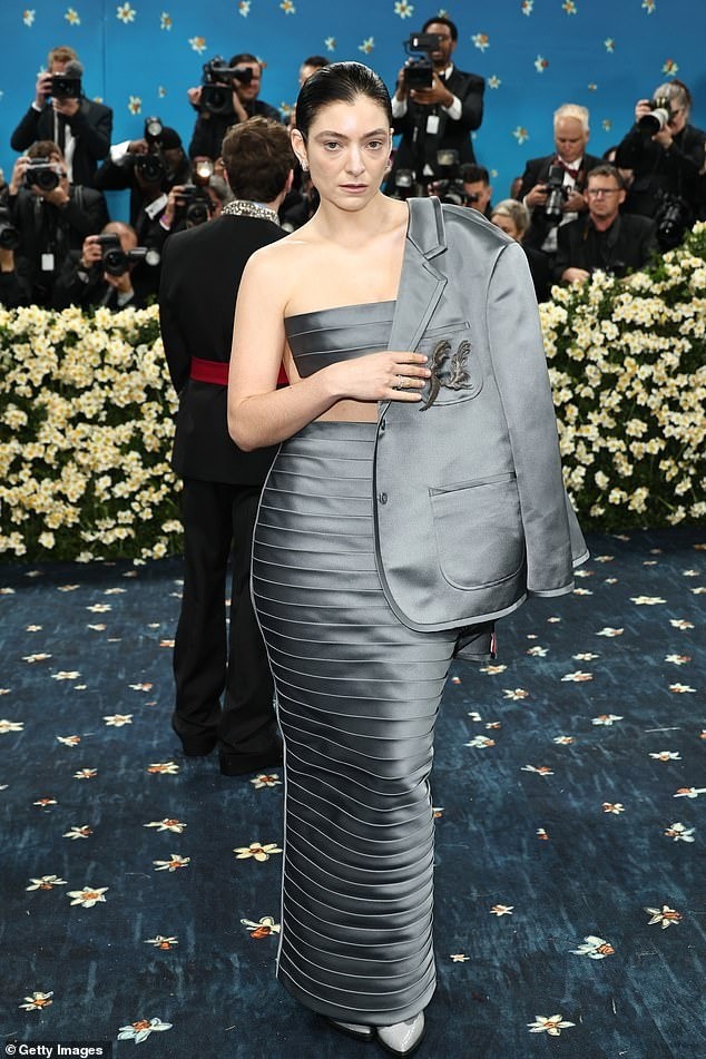 Lisa (BlackPink) vào danh sách mặc xấu nhất Met Gala 2025 - Ảnh 2. Lisa (BlackPink) vào danh sách mặc xấu nhất Met Gala 2025 - Ảnh 2.