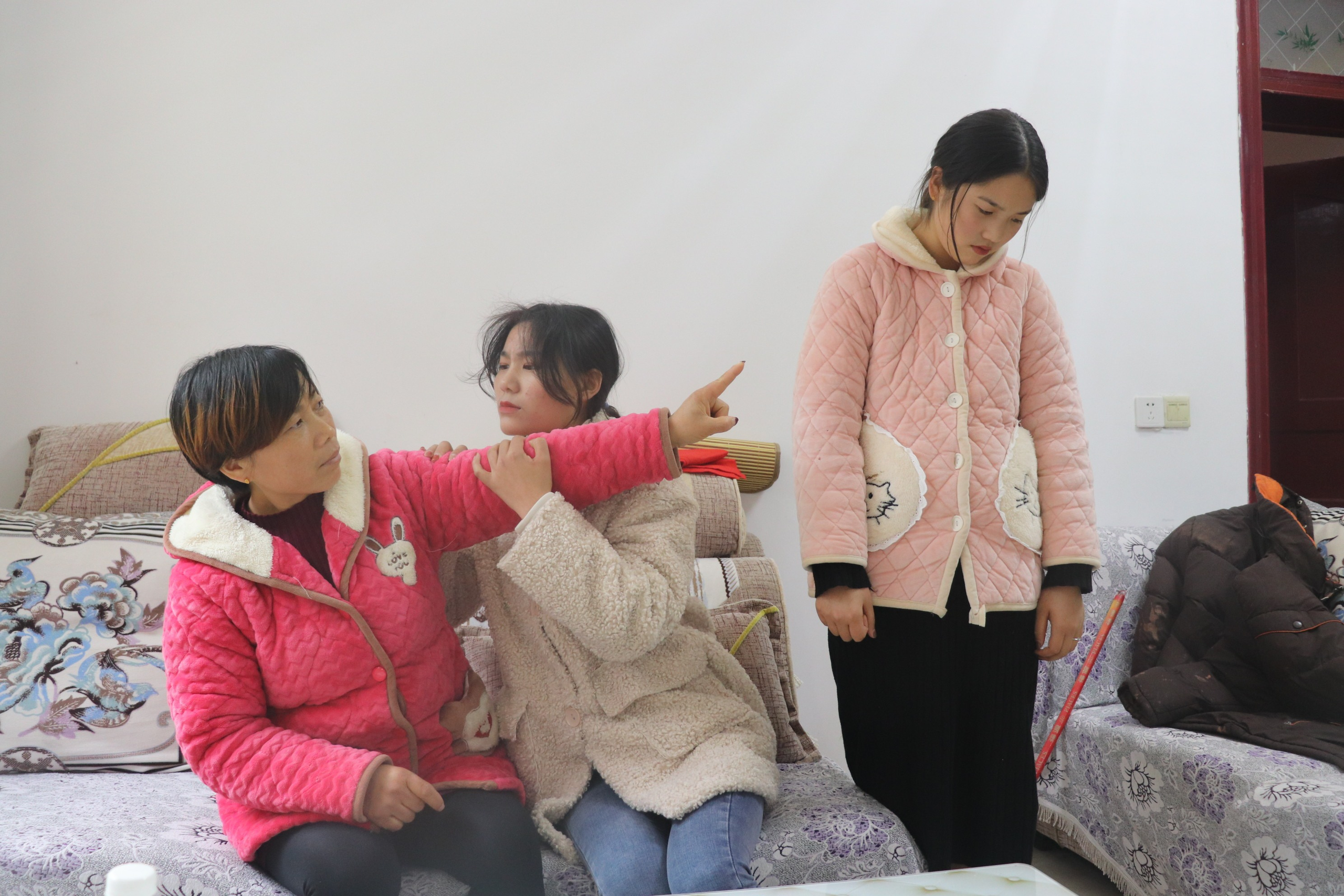 Về muộn một hôm mà tôi bị chị dâu dùng kế khiến mẹ đuổi tôi ra khỏi nhà - Ảnh 1.
