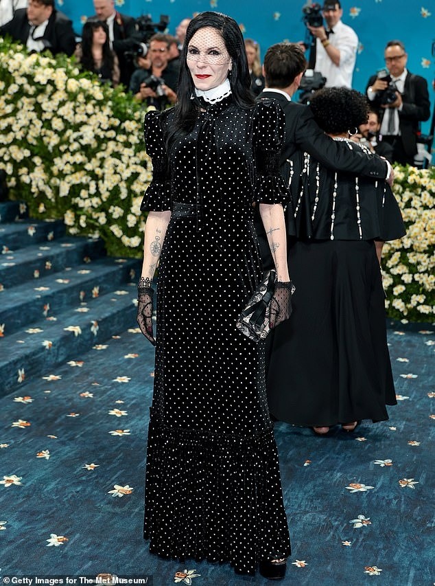 Lisa (BlackPink) vào danh sách mặc xấu nhất Met Gala 2025 - Ảnh 9. Lisa (BlackPink) vào danh sách mặc xấu nhất Met Gala 2025 - Ảnh 9.