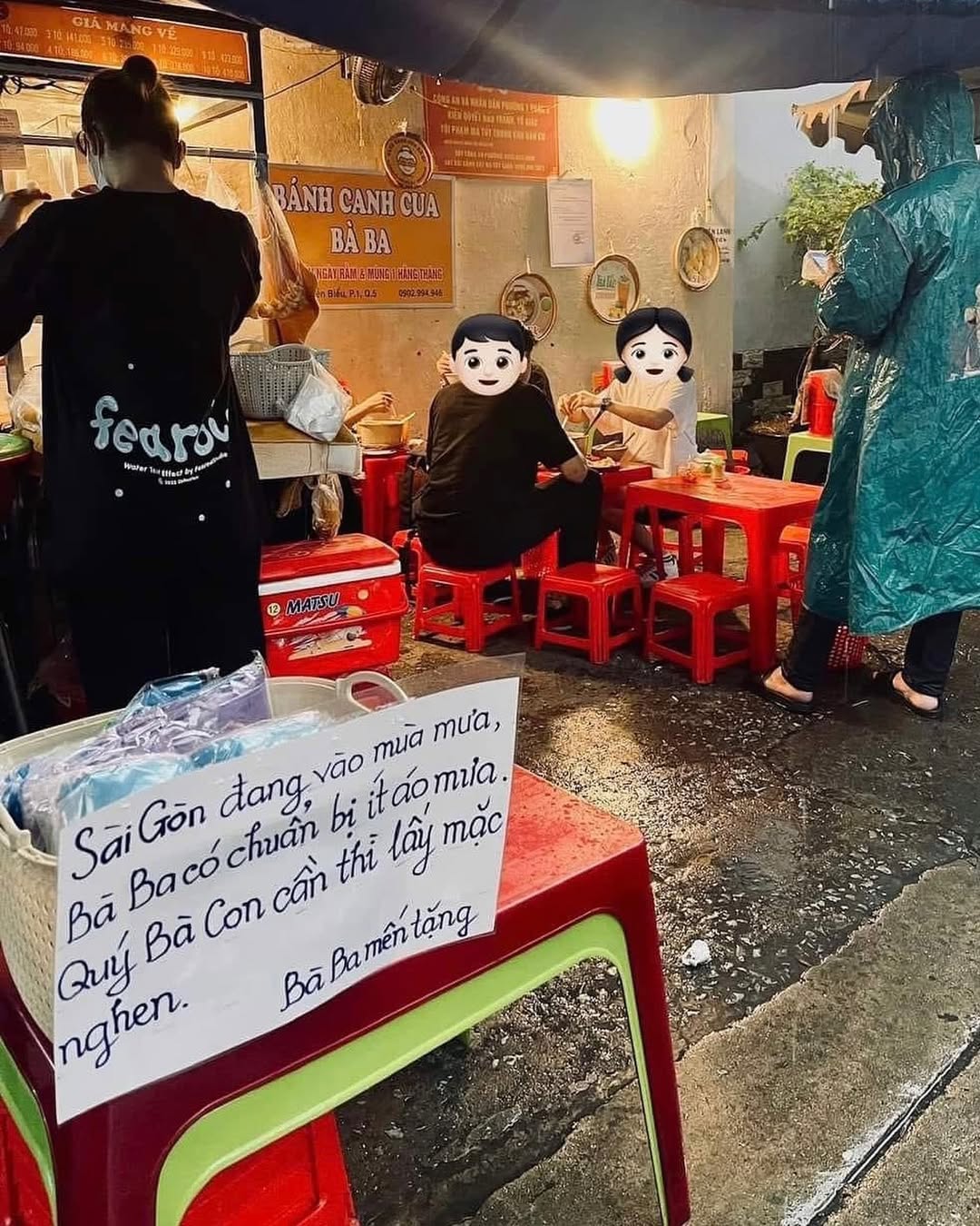 Những quán ăn thương shipper hết mực: Tặng áo mưa, trà nước, chuẩn bị cả đồ chơi cho shipper đỡ chán lúc đợi đồ!- Ảnh 4. Những quán ăn thương shipper hết mực: Tặng áo mưa, trà nước, chuẩn bị cả đồ chơi cho shipper đỡ chán lúc đợi đồ!- Ảnh 4.