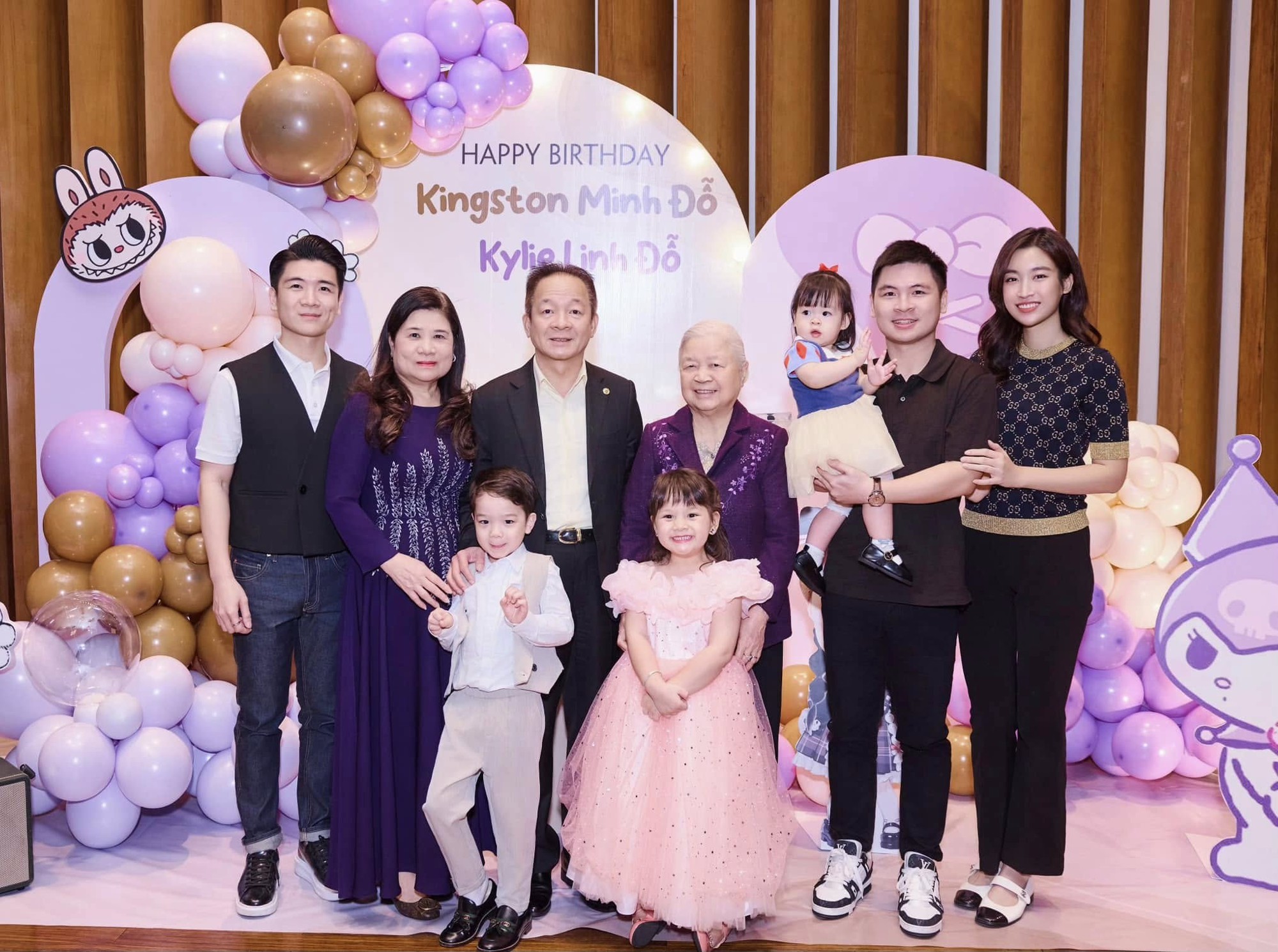 Bầu Hiển có hành động chưa từng thấy với Xuân Son trên sân hàng Đẫy: Ông nội quyền lực, chiều cháu tới bến- Ảnh 2. Bầu Hiển có hành động chưa từng thấy với Xuân Son trên sân hàng Đẫy: Ông nội quyền lực, chiều cháu tới bến- Ảnh 2.