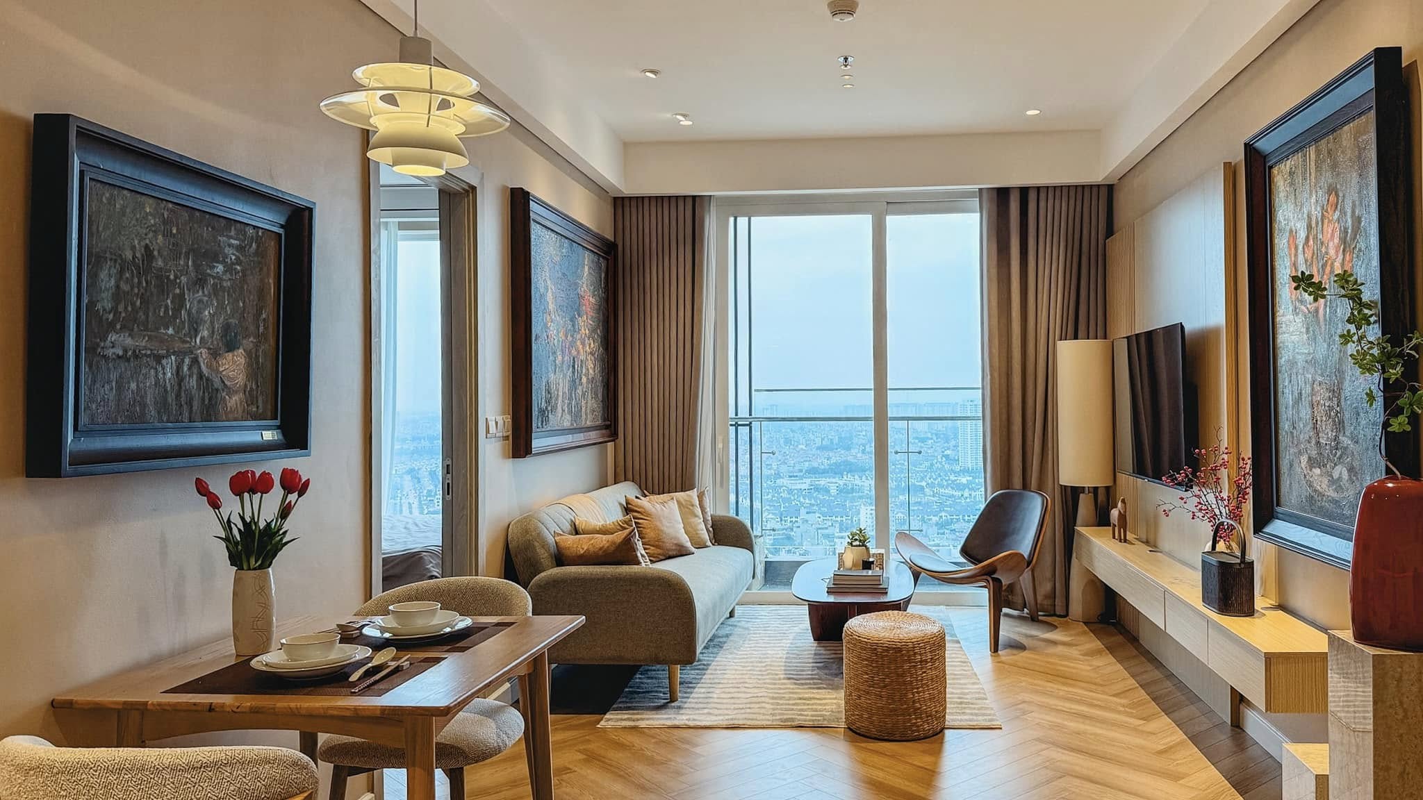 Căn hộ tối giản đậm chất sống an yên giữa lòng Hà Nội của đôi vợ chồng trung niên: Gọn gàng, đủ đầy và ấm áp đến từng góc nhỏ - Ảnh 1. Căn hộ tối giản đậm chất sống an yên giữa lòng Hà Nội của đôi vợ chồng trung niên: Gọn gàng, đủ đầy và ấm áp đến từng góc nhỏ - Ảnh 1.