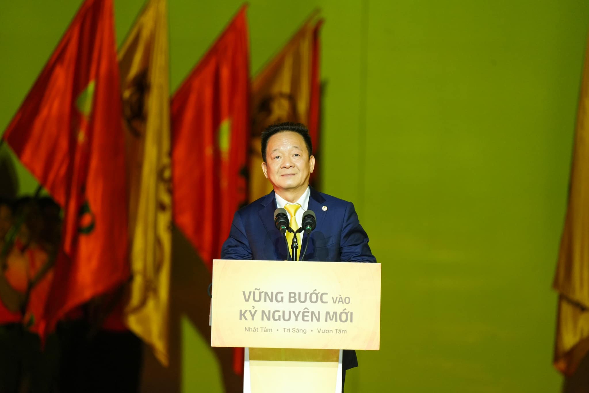 Bầu Hiển có hành động chưa từng thấy với Xuân Son trên sân hàng Đẫy: Ông nội quyền lực, chiều cháu tới bến- Ảnh 3. Bầu Hiển có hành động chưa từng thấy với Xuân Son trên sân hàng Đẫy: Ông nội quyền lực, chiều cháu tới bến- Ảnh 3.