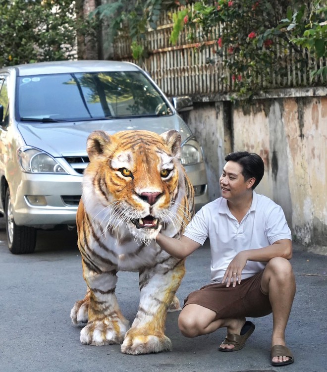 Cứ ngỡ sản phẩm của AI nhưng hình ảnh "em bé cưỡi hổ" trong xóm nhỏ TP.HCM là ảnh thật: Câu chuyện phía sau mới thú vị! - Ảnh 2. Cứ ngỡ sản phẩm của AI nhưng hình ảnh "em bé cưỡi hổ" trong xóm nhỏ TP.HCM là ảnh thật: Câu chuyện phía sau mới thú vị! - Ảnh 2.