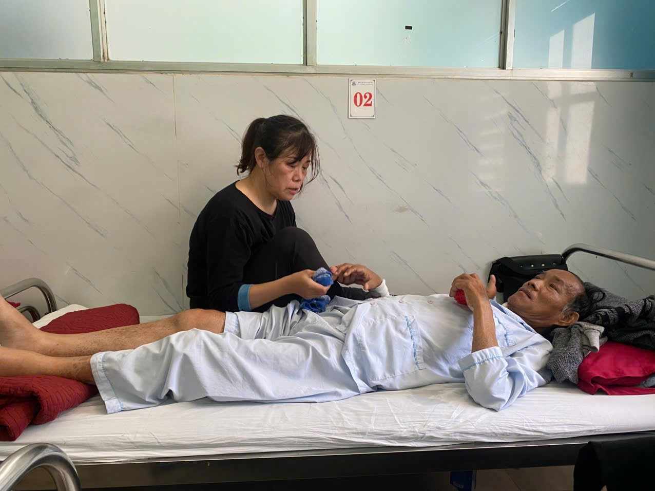 Nữ giáo viên có chồng, con mắc bệnh hiểm nghèo nhận hơn 91 triệu đồng từ độc giả hảo tâm- Ảnh 1. Nữ giáo viên có chồng, con mắc bệnh hiểm nghèo nhận hơn 91 triệu đồng từ độc giả hảo tâm- Ảnh 1.