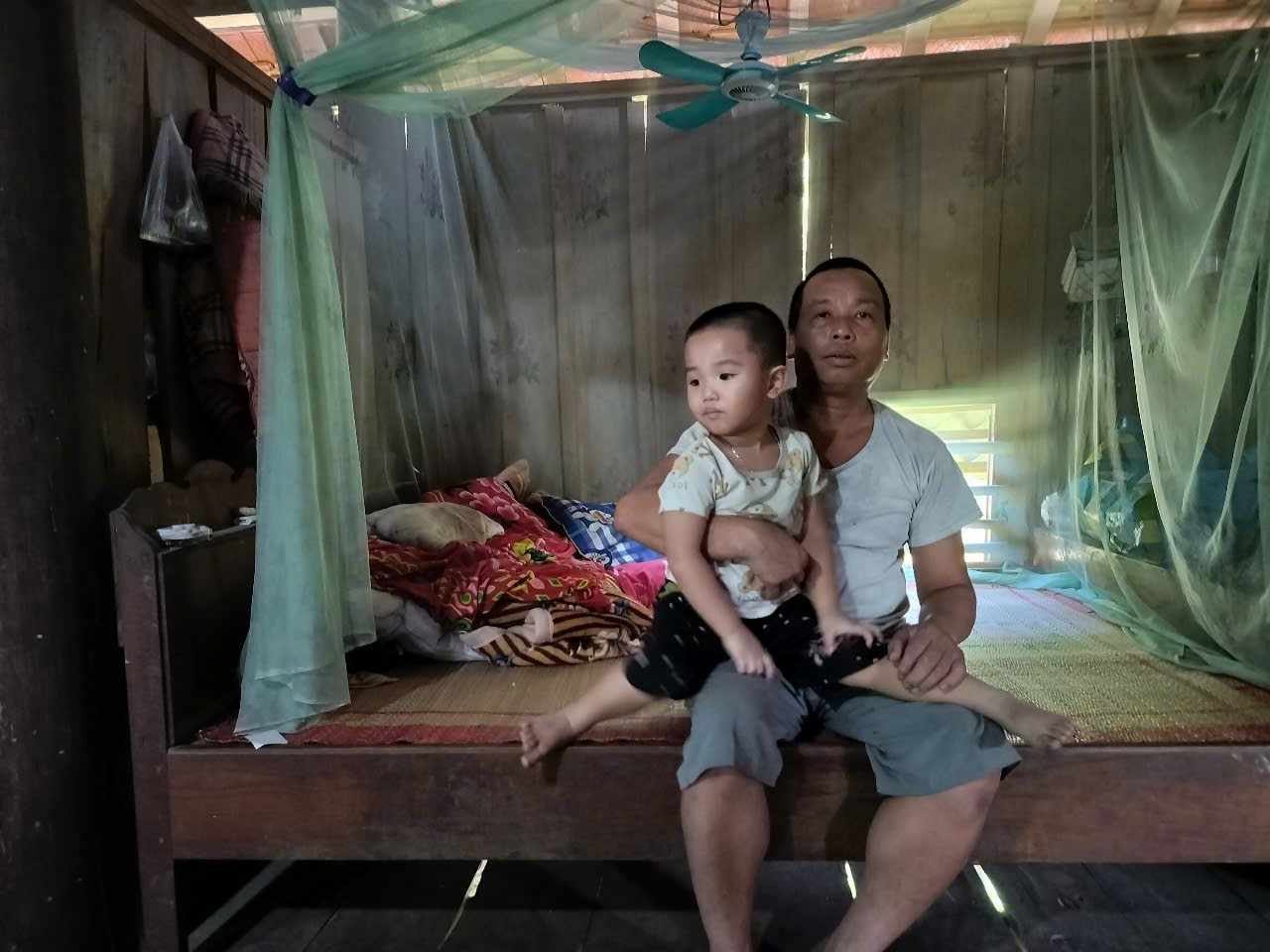 Vợ ung thư mong kéo dài sự sống để lo cho chồng tai nạn và cháu ngoại bất hạnh- Ảnh 2. Vợ ung thư mong kéo dài sự sống để lo cho chồng tai nạn và cháu ngoại bất hạnh- Ảnh 2.