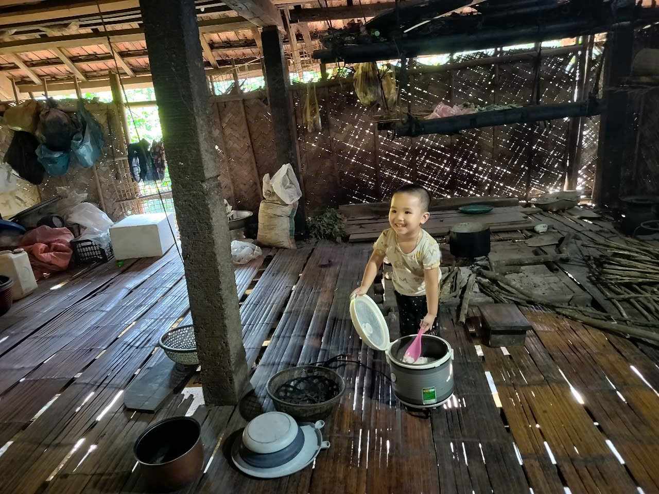 Vợ ung thư mong kéo dài sự sống để lo cho chồng tai nạn và cháu ngoại bất hạnh- Ảnh 3. Vợ ung thư mong kéo dài sự sống để lo cho chồng tai nạn và cháu ngoại bất hạnh- Ảnh 3.
