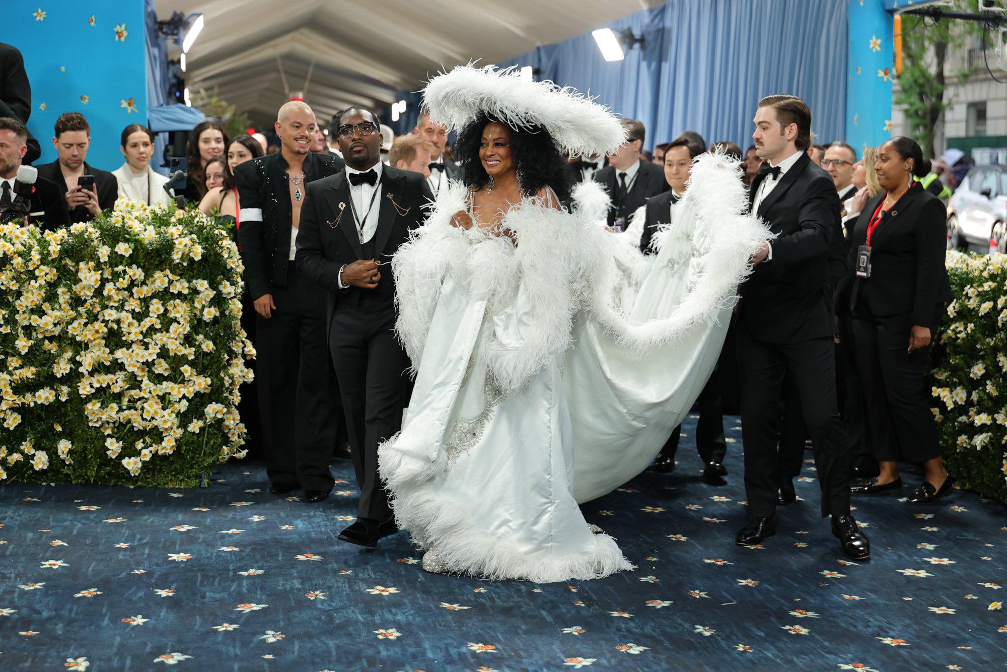 Chủ nhân khung hình “tuyệt đối điện ảnh” tại Met Gala: Người tạo nên ông hoàng Michael Jackson, khen 1 câu đưa em út BTS lên hàng popstar- Ảnh 3. Chủ nhân khung hình “tuyệt đối điện ảnh” tại Met Gala: Người tạo nên ông hoàng Michael Jackson, khen 1 câu đưa em út BTS lên hàng popstar- Ảnh 3.