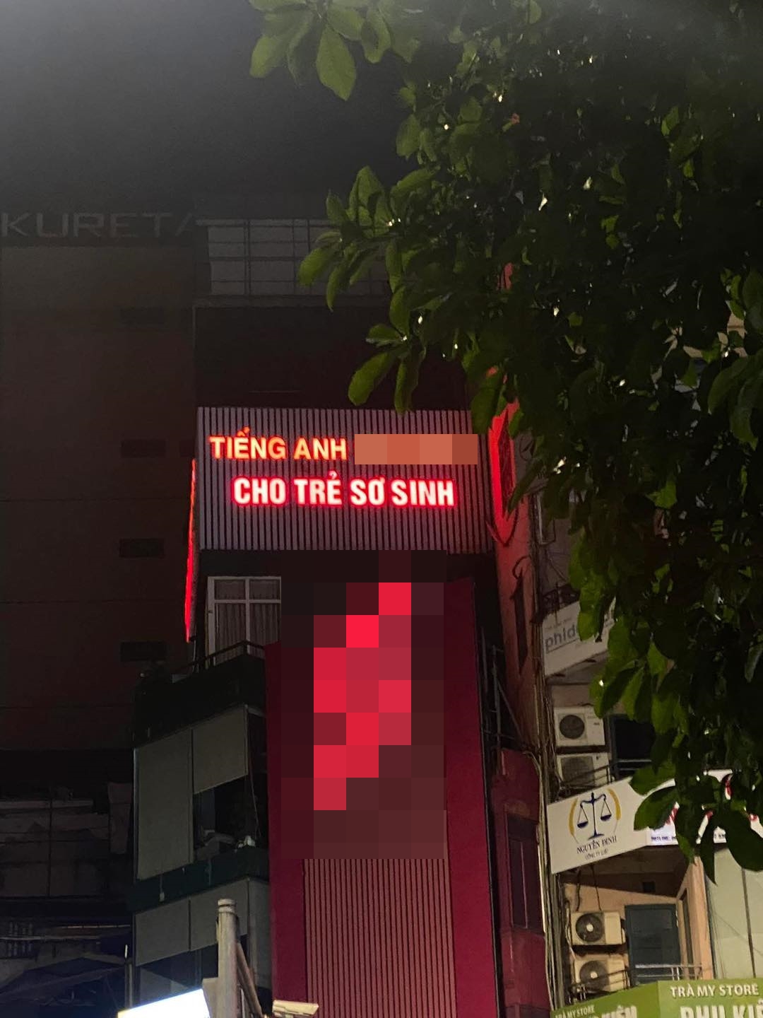 Tấm biển quảng cáo ngang đường "tiếng Anh cho trẻ sơ sinh" khiến MXH đứng hình: "Khéo đầy năm là có trong tay bằng IELTS 7.0 chứ không đùa" - Ảnh 1. Tấm biển quảng cáo ngang đường "tiếng Anh cho trẻ sơ sinh" khiến MXH đứng hình: "Khéo đầy năm là có trong tay bằng IELTS 7.0 chứ không đùa" - Ảnh 1.