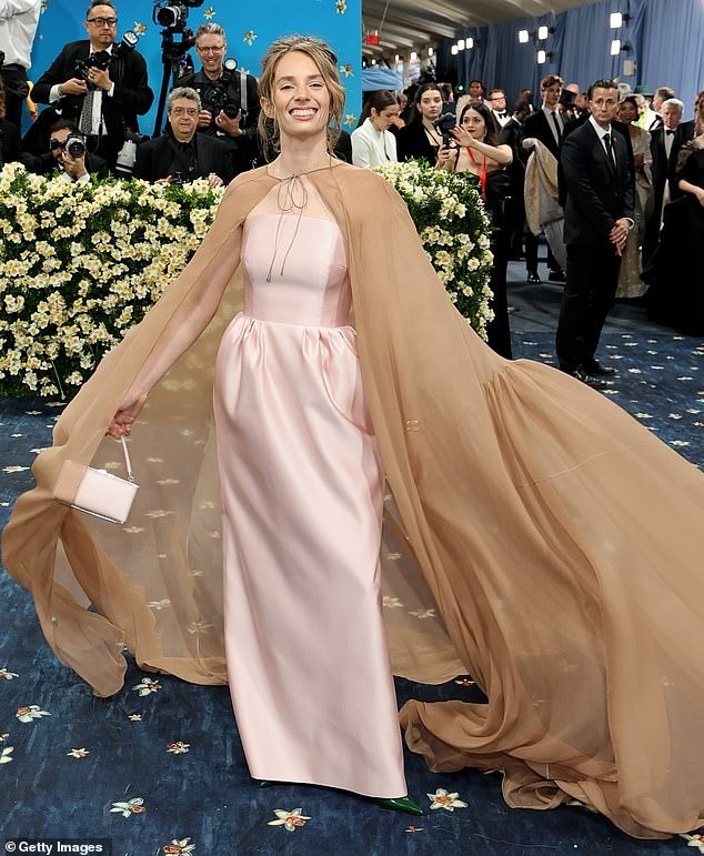 Lisa (BlackPink) vào danh sách mặc xấu nhất Met Gala 2025 - Ảnh 12. Lisa (BlackPink) vào danh sách mặc xấu nhất Met Gala 2025 - Ảnh 12.