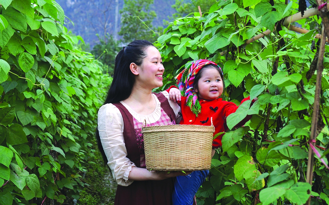 Nữ MC tạo tuổi thơ đẹp cho con ở quê nhà - Ảnh 1. Nữ MC tạo tuổi thơ đẹp cho con ở quê nhà - Ảnh 1.