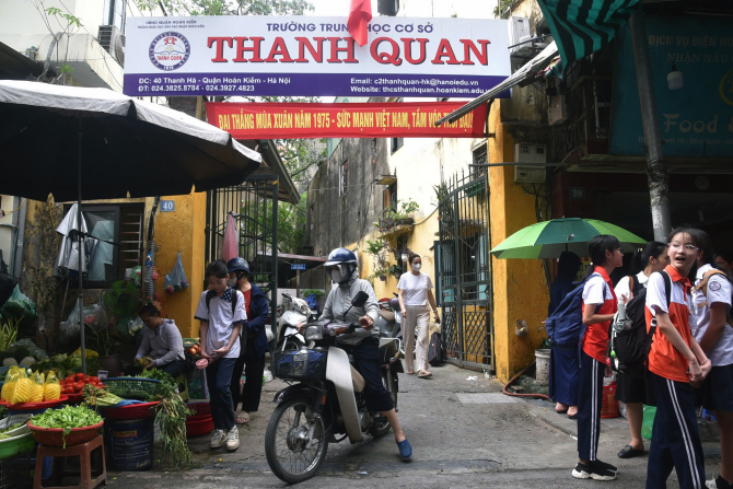 Mảng vữa li&ecirc;n tục rơi từ tr&ecirc;n trần xuống lớp học, phụ huynh lo lắng cho con nghỉ học- Ảnh 1.