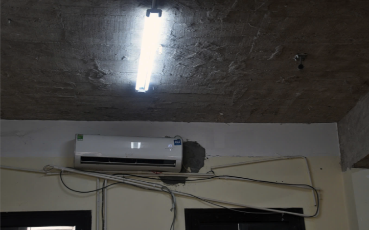 Mảng vữa li&ecirc;n tục rơi từ tr&ecirc;n trần xuống lớp học, phụ huynh lo lắng cho con nghỉ học- Ảnh 4.