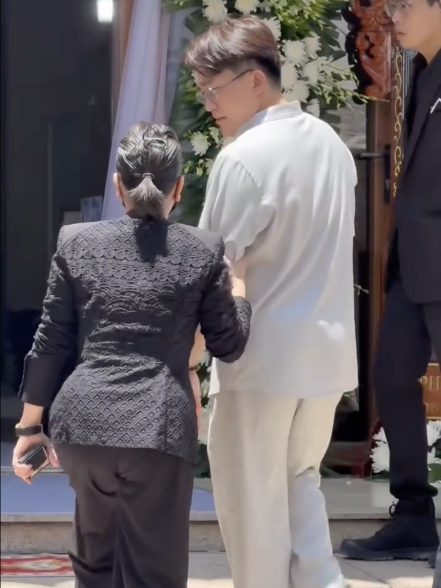 MC Đại Nghĩa xuất hiện buồn bã, lặng người trước di ảnh mẹ, vợ chồng Việt Hương âm thầm đến viếng- Ảnh 5. MC Đại Nghĩa xuất hiện buồn bã, lặng người trước di ảnh mẹ, vợ chồng Việt Hương âm thầm đến viếng- Ảnh 5.