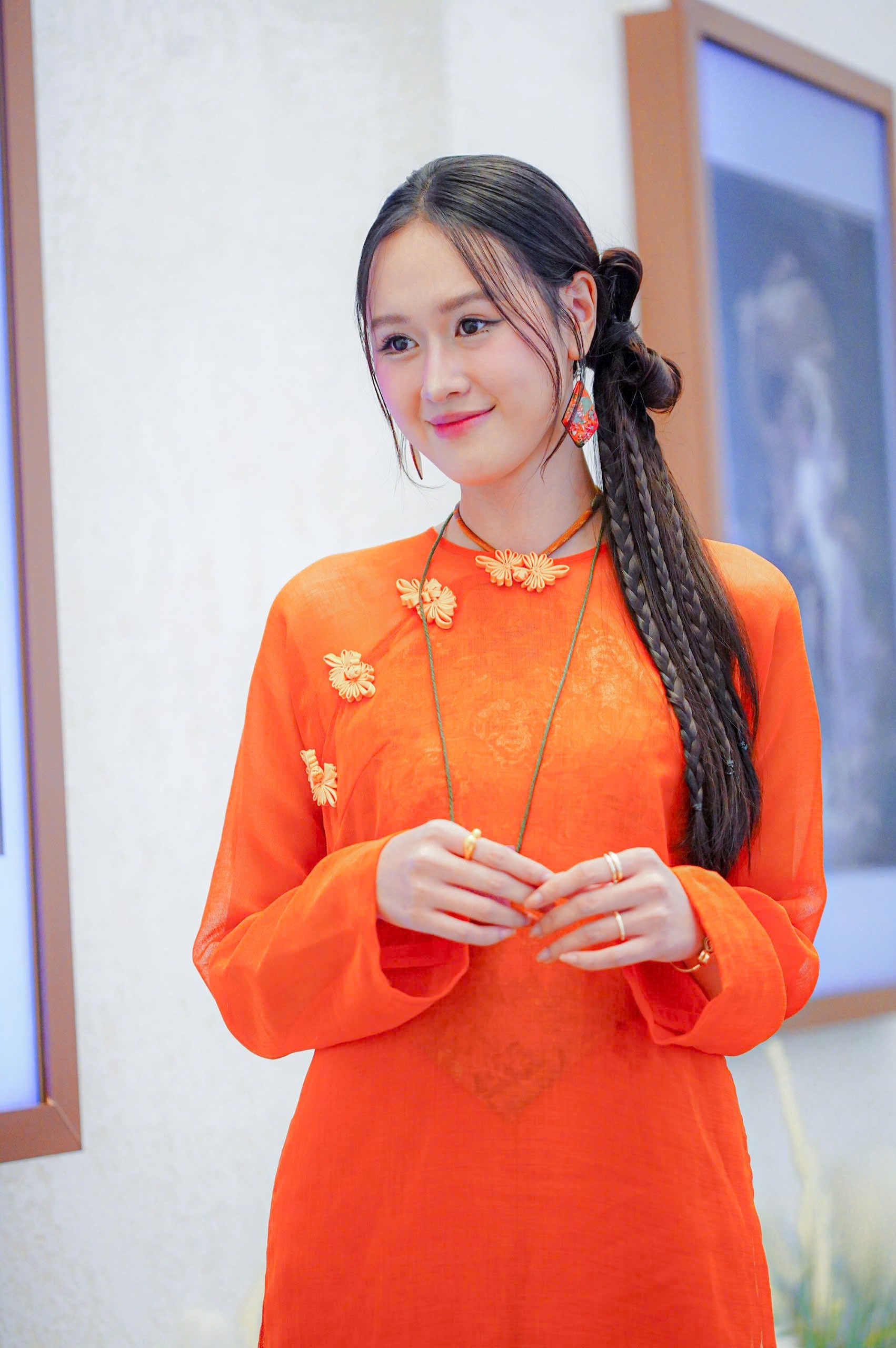 Vợ diễn viên Anh Đức: 'Tôi không nói chuyện với ai trên phim trường' - Ảnh 5. Vợ diễn viên Anh Đức: 'Tôi không nói chuyện với ai trên phim trường' - Ảnh 5.