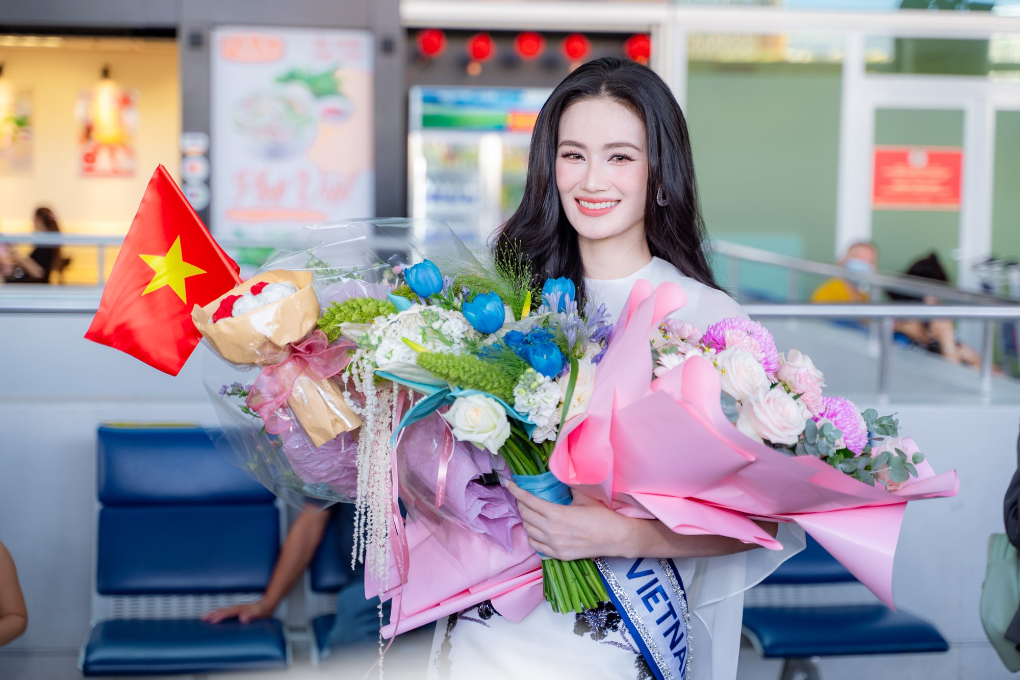 Hoa hậu Ý Nhi lên đường đến Miss World: Bạn trai vắng mặt, bật khóc nức nở khi nhìn thấy một mỹ nhân!- Ảnh 1. Hoa hậu Ý Nhi lên đường đến Miss World: Bạn trai vắng mặt, bật khóc nức nở khi nhìn thấy một mỹ nhân!- Ảnh 1.