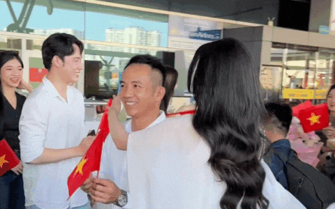 Hoa hậu Ý Nhi lên đường đến Miss World: Bạn trai vắng mặt, bật khóc nức nở khi nhìn thấy một mỹ nhân!- Ảnh 6. Hoa hậu Ý Nhi lên đường đến Miss World: Bạn trai vắng mặt, bật khóc nức nở khi nhìn thấy một mỹ nhân!- Ảnh 6.