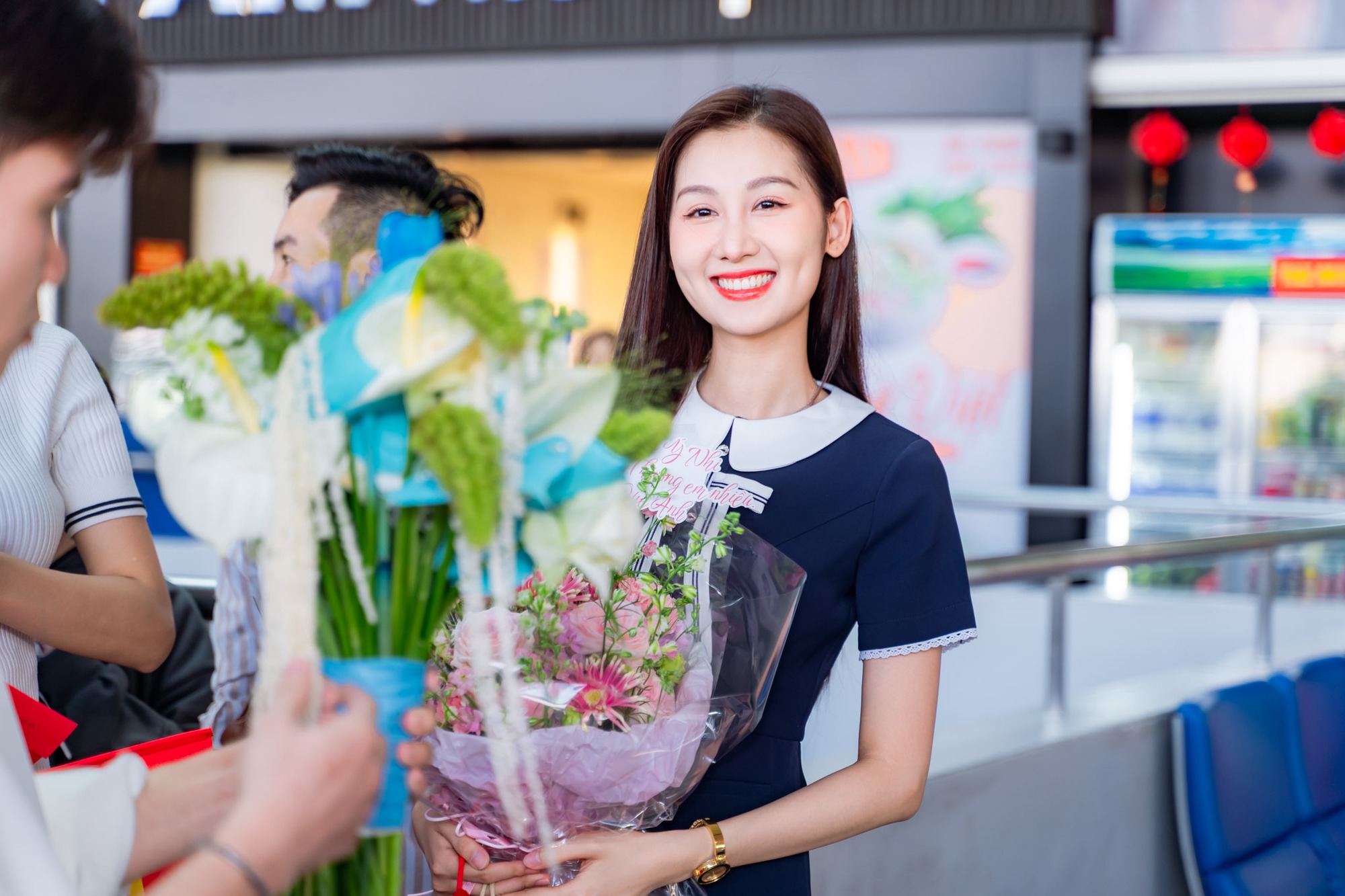Hoa hậu Ý Nhi lên đường đến Miss World: Bạn trai vắng mặt, bật khóc nức nở khi nhìn thấy một mỹ nhân!- Ảnh 8. Hoa hậu Ý Nhi lên đường đến Miss World: Bạn trai vắng mặt, bật khóc nức nở khi nhìn thấy một mỹ nhân!- Ảnh 8.