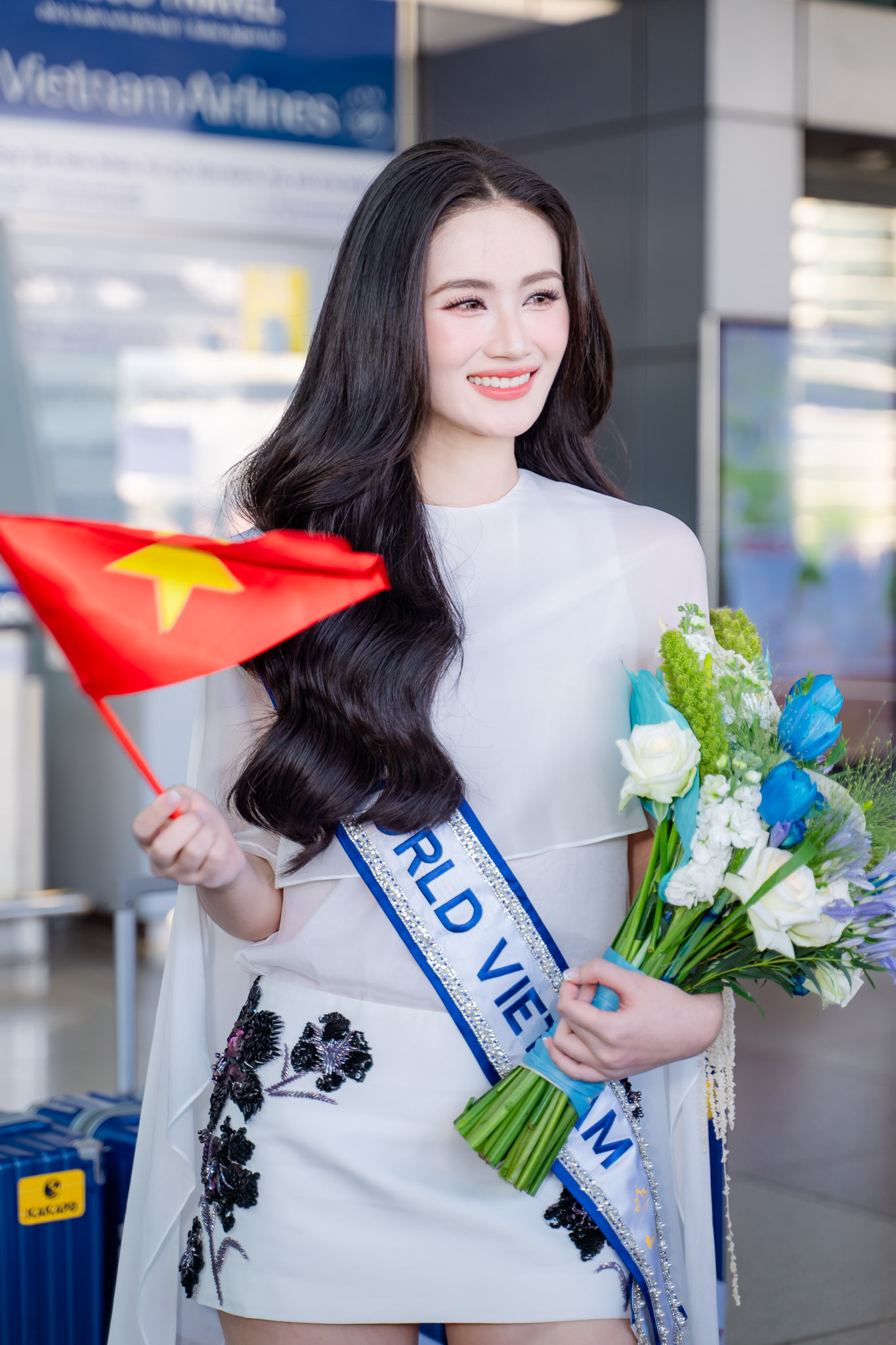 Hoa hậu Ý Nhi lên đường đến Miss World: Bạn trai vắng mặt, bật khóc nức nở khi nhìn thấy một mỹ nhân!- Ảnh 3. Hoa hậu Ý Nhi lên đường đến Miss World: Bạn trai vắng mặt, bật khóc nức nở khi nhìn thấy một mỹ nhân!- Ảnh 3.