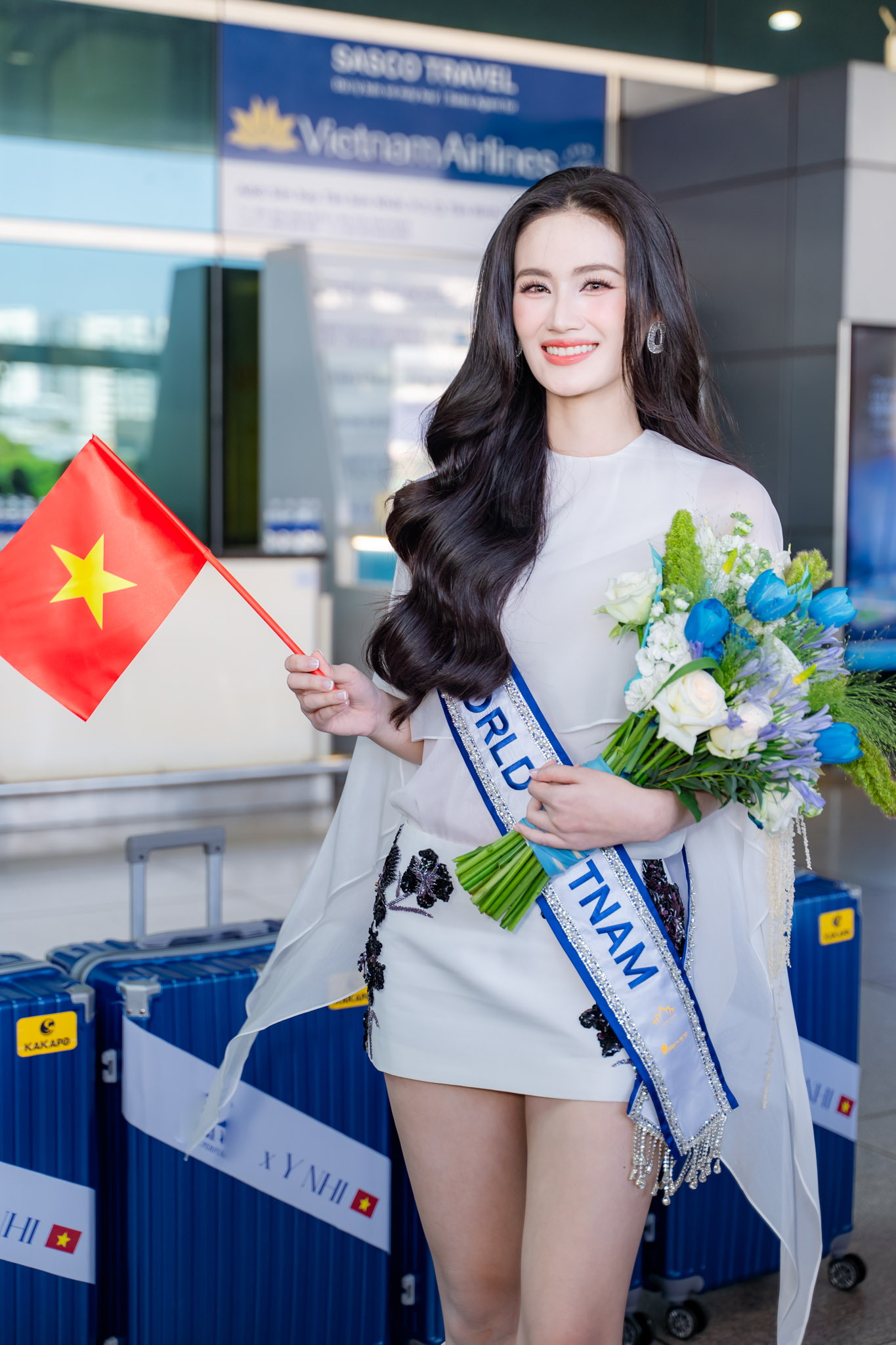 Hoa hậu Ý Nhi lên đường đến Miss World: Bạn trai vắng mặt, bật khóc nức nở khi nhìn thấy một mỹ nhân!- Ảnh 12. Hoa hậu Ý Nhi lên đường đến Miss World: Bạn trai vắng mặt, bật khóc nức nở khi nhìn thấy một mỹ nhân!- Ảnh 12.