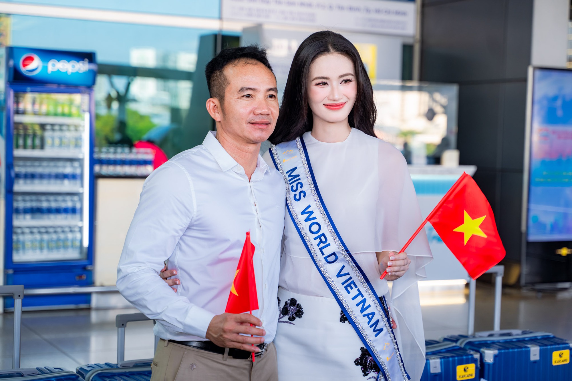 Hoa hậu Ý Nhi lên đường đến Miss World: Bạn trai vắng mặt, bật khóc nức nở khi nhìn thấy một mỹ nhân!- Ảnh 5. Hoa hậu Ý Nhi lên đường đến Miss World: Bạn trai vắng mặt, bật khóc nức nở khi nhìn thấy một mỹ nhân!- Ảnh 5.